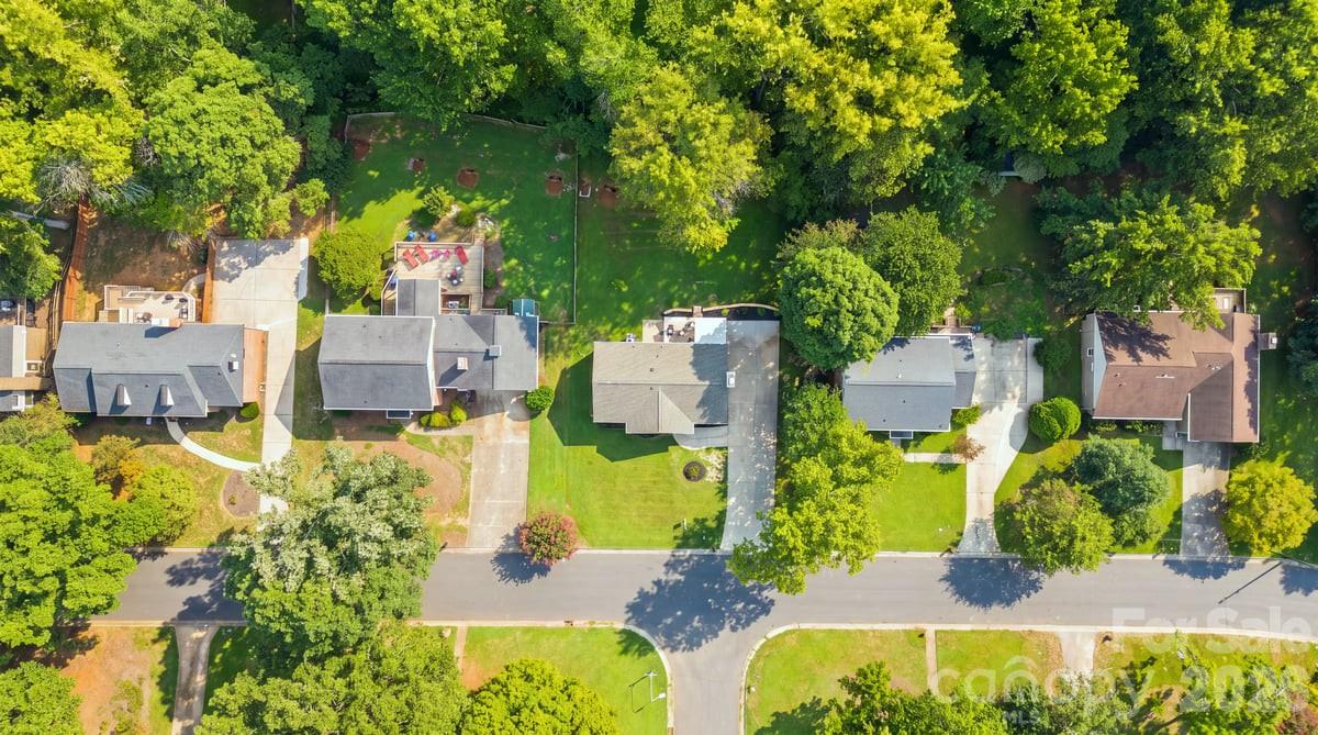 4752 Autumn Leaf Lane Property Photo 47