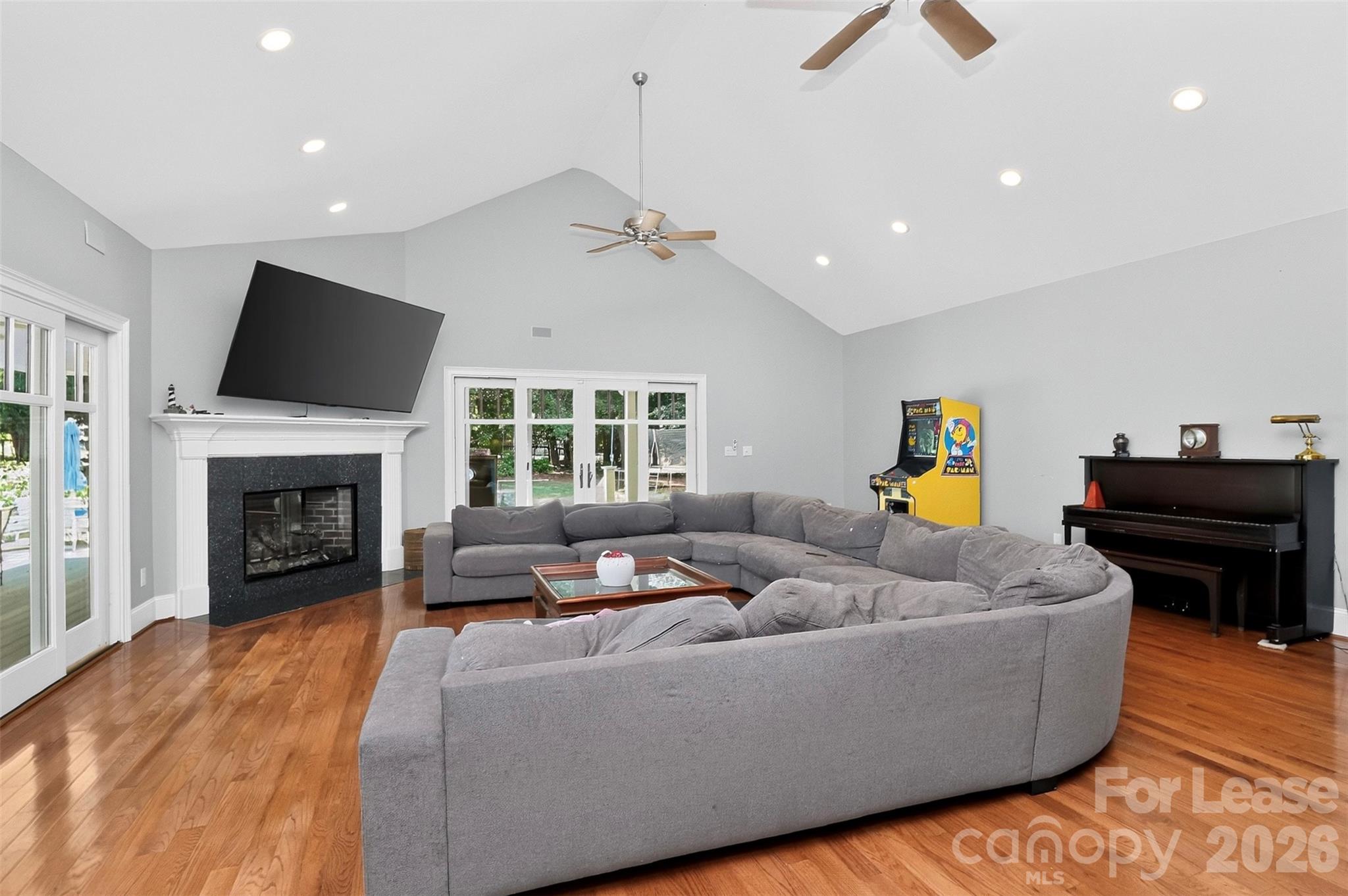 9704 Saddle Avenue Property Photo 6