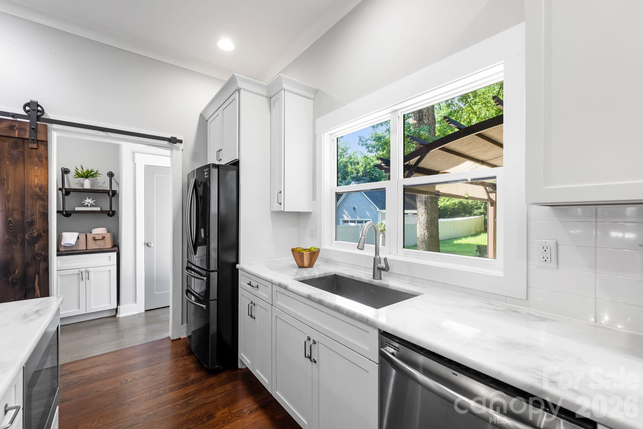 423 Sylvania Avenue Property Photo 12