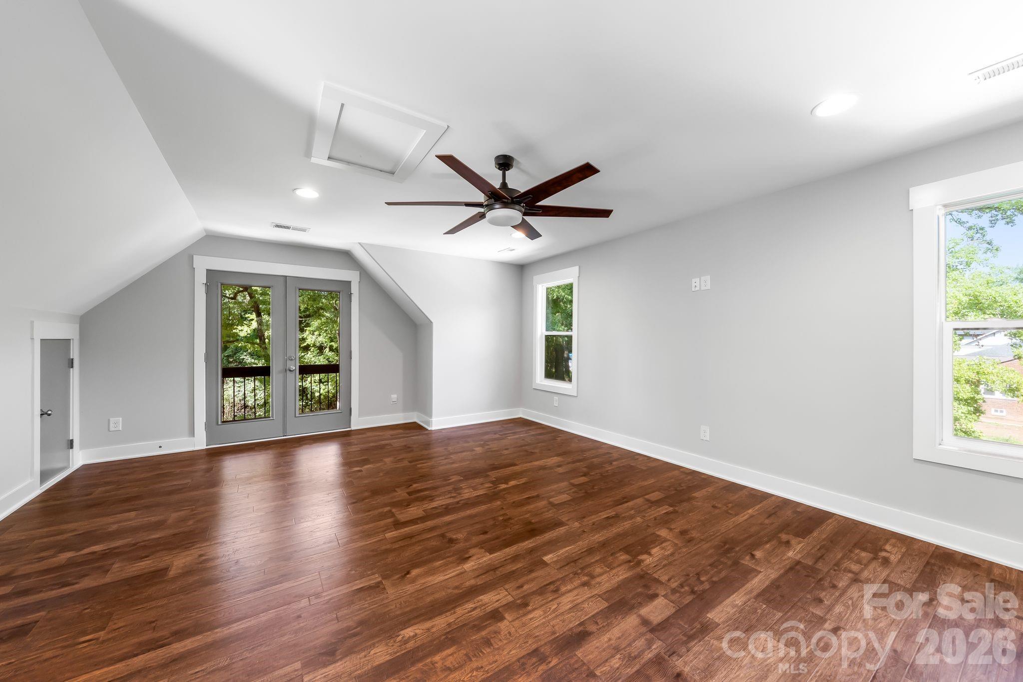 423 Sylvania Avenue Property Photo 28