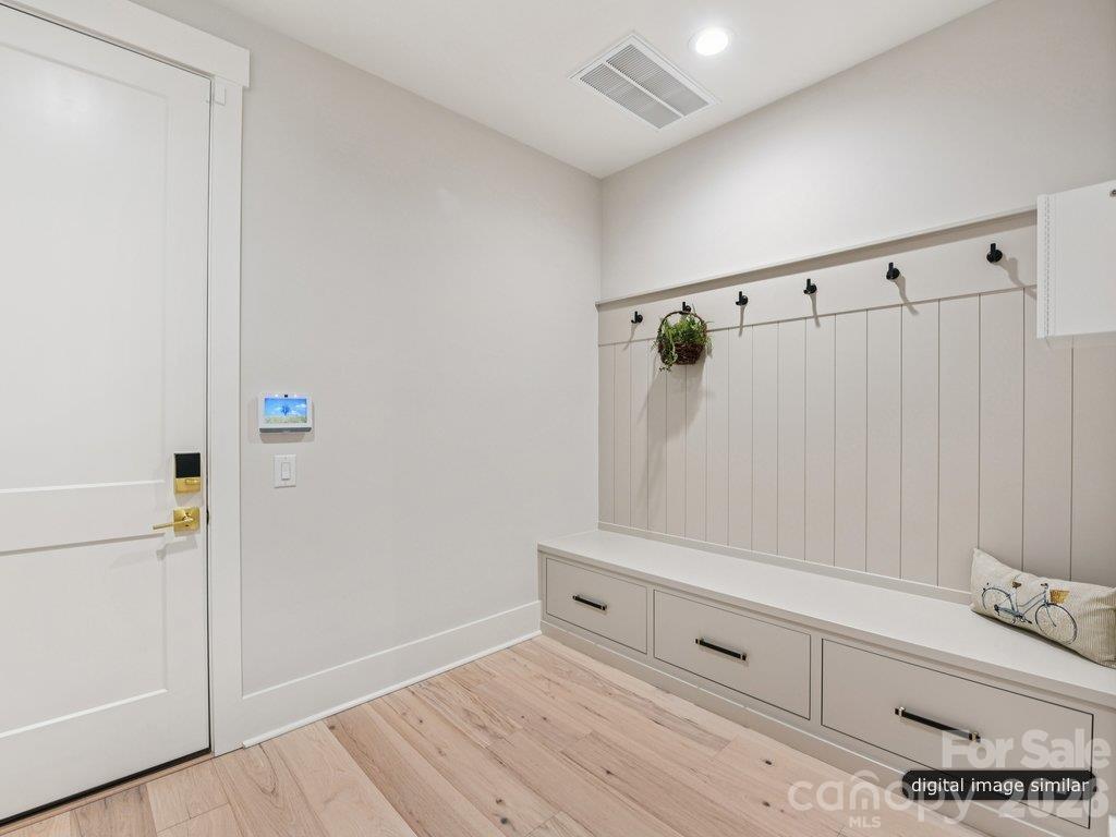 2804 Forest Lawn Drive Property Photo 15