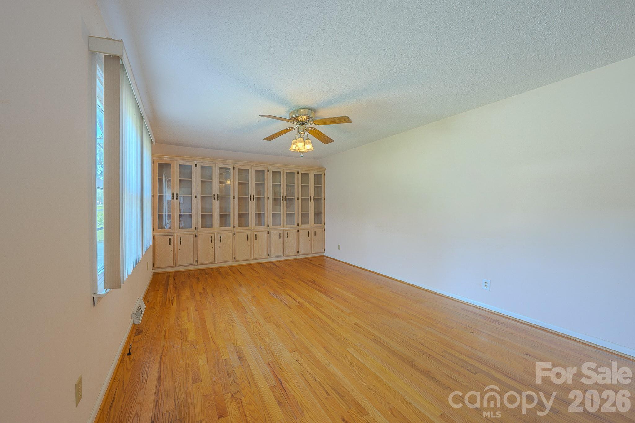 1169 Burkehurst Avenue Property Photo 10