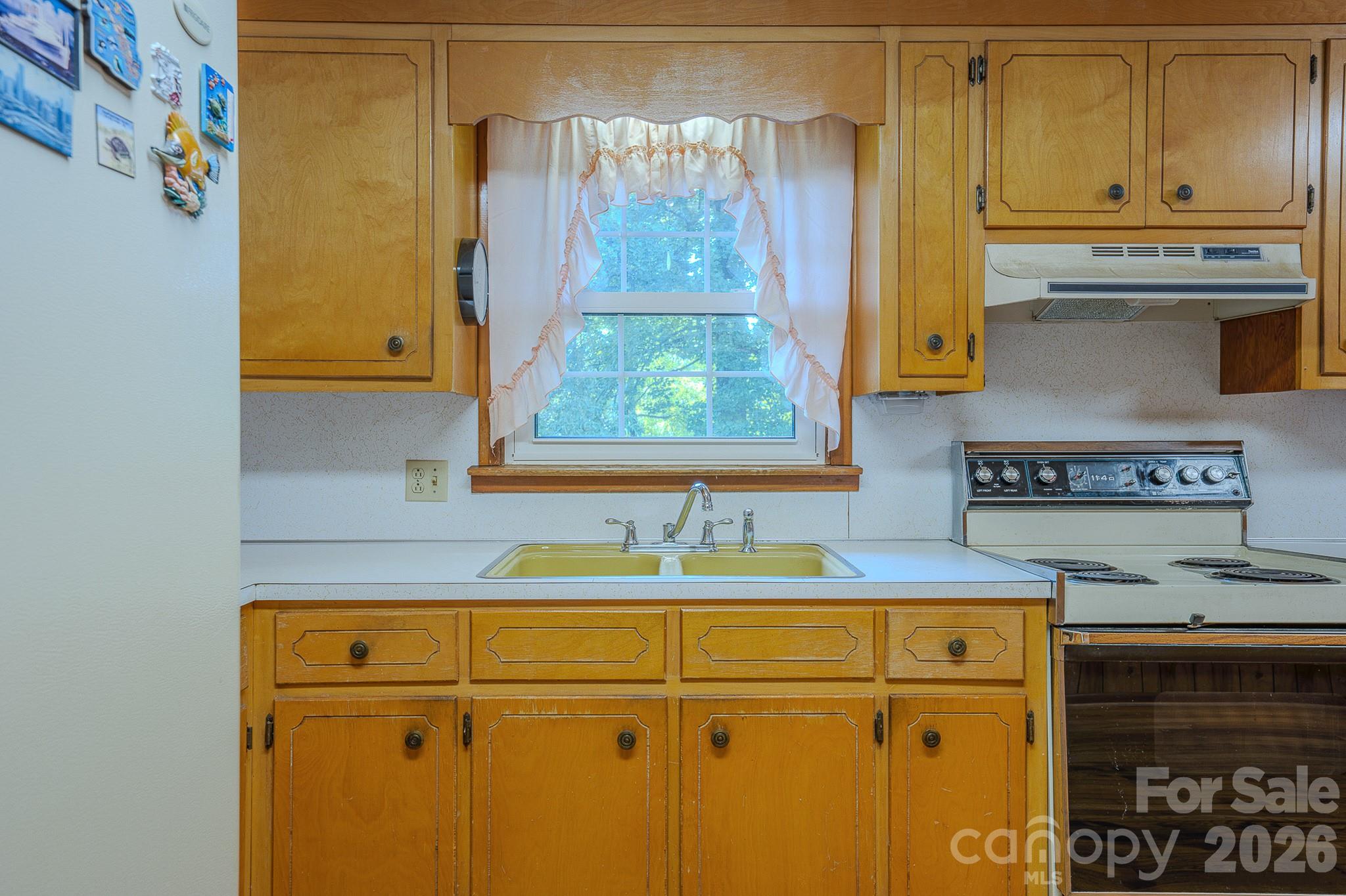 1169 Burkehurst Avenue Property Photo 11