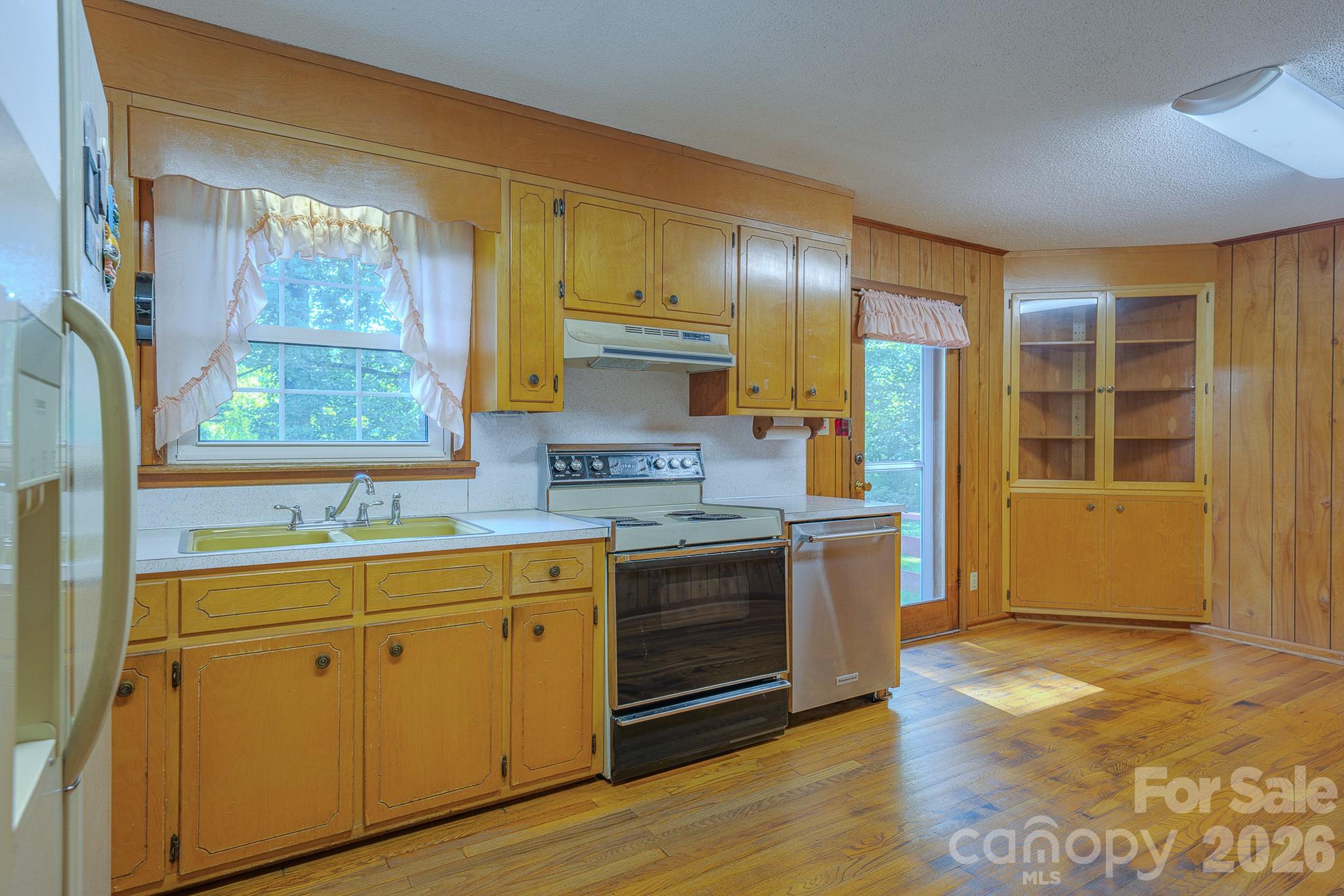 1169 Burkehurst Avenue Property Photo 12