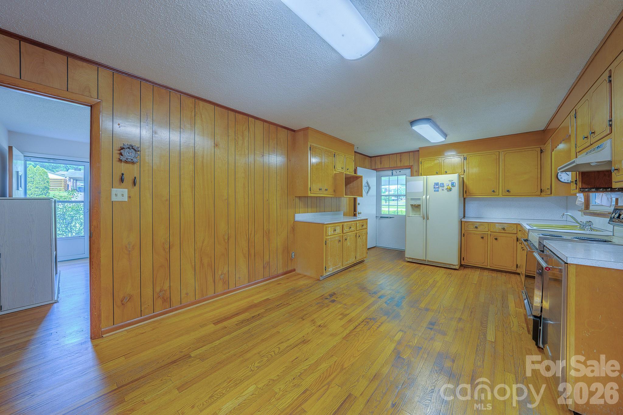 1169 Burkehurst Avenue Property Photo 13