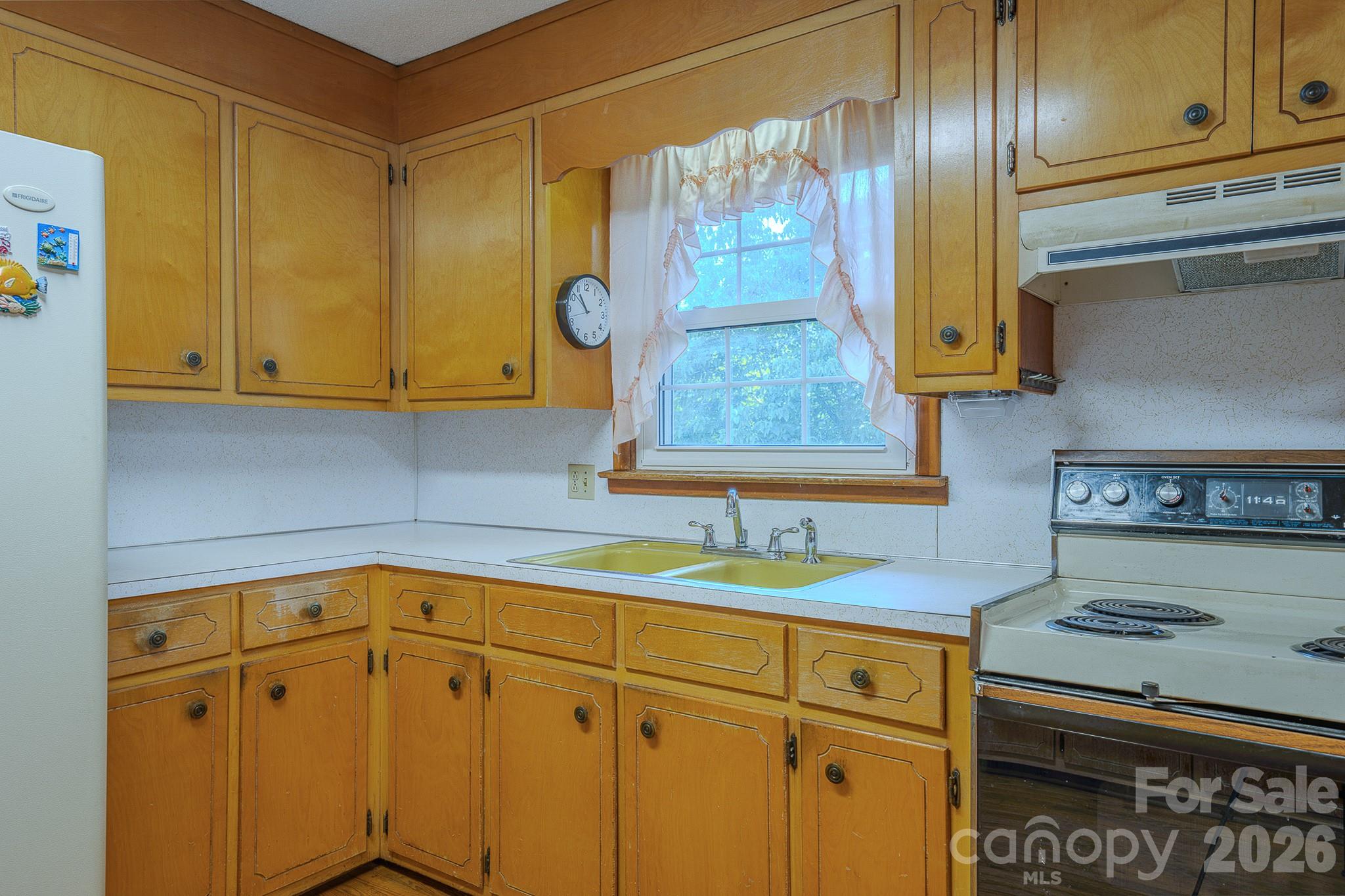 1169 Burkehurst Avenue Property Photo 14