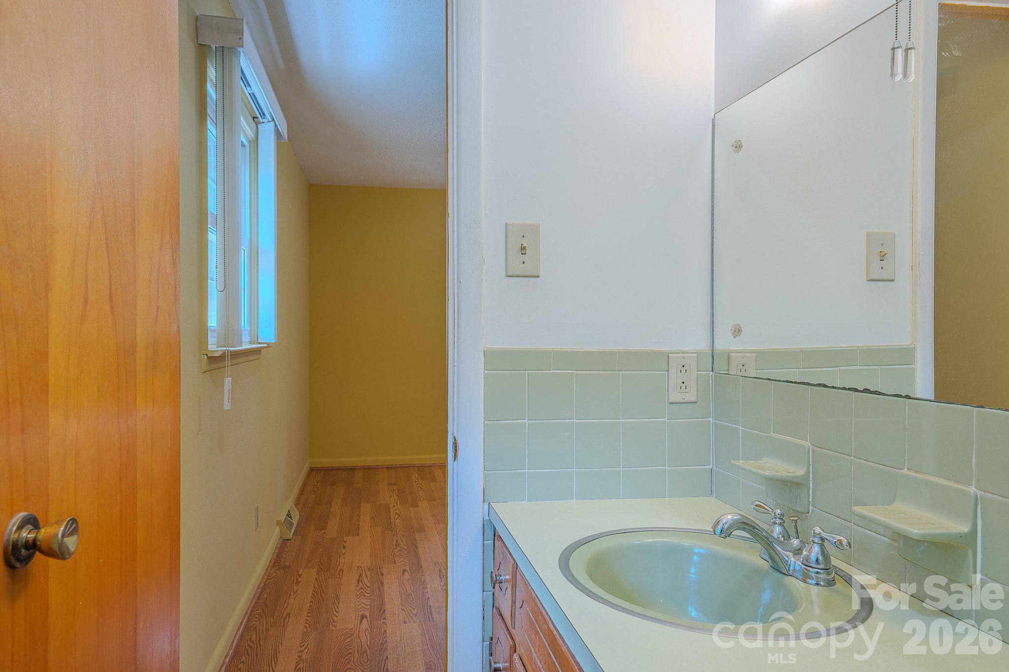 1169 Burkehurst Avenue Property Photo 24