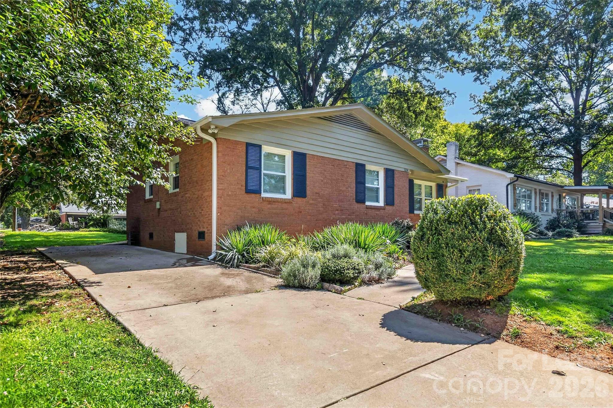 1634 Van Buren Avenue Property Photo 3