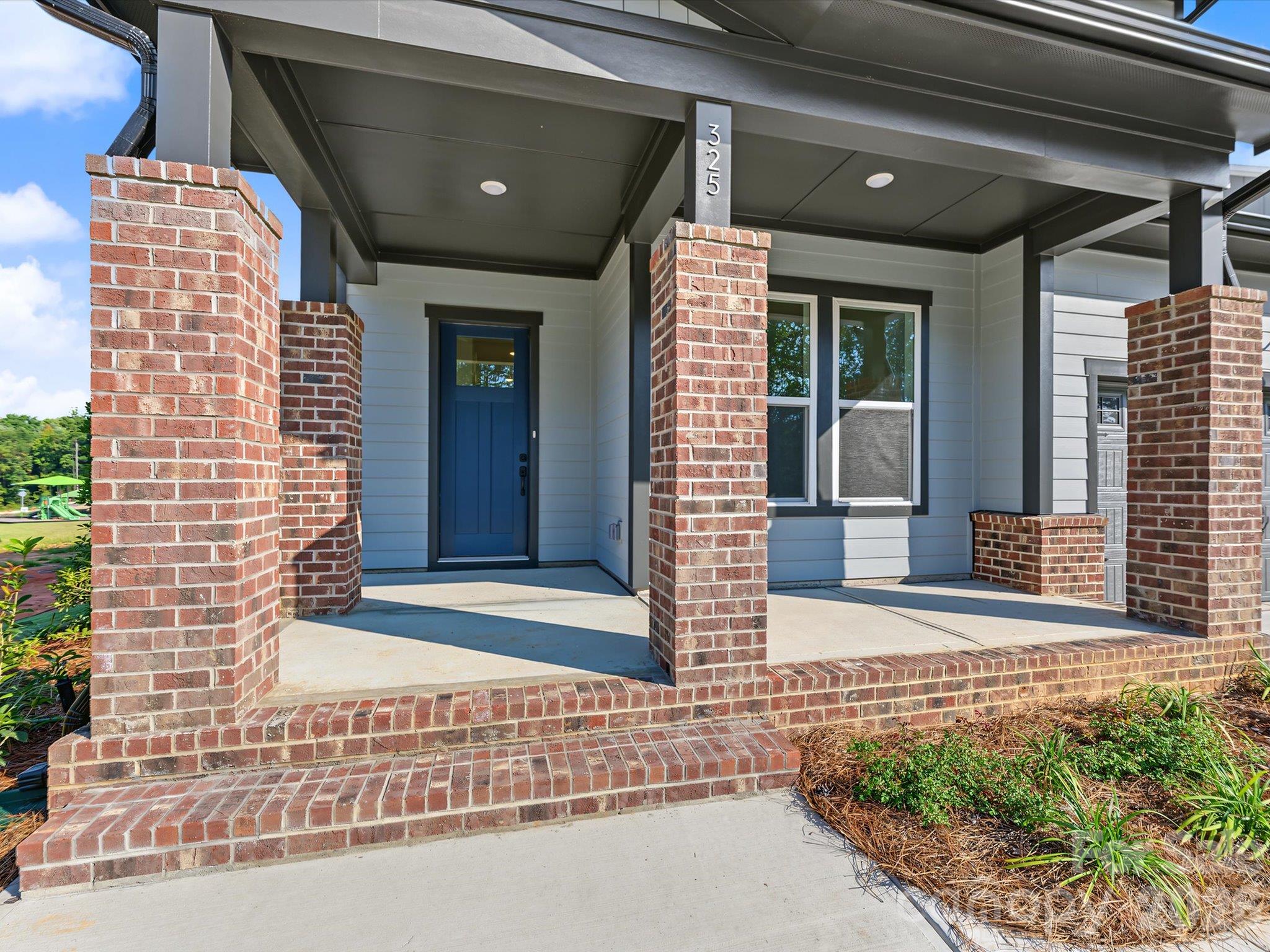 325 Portree Street Property Photo 3