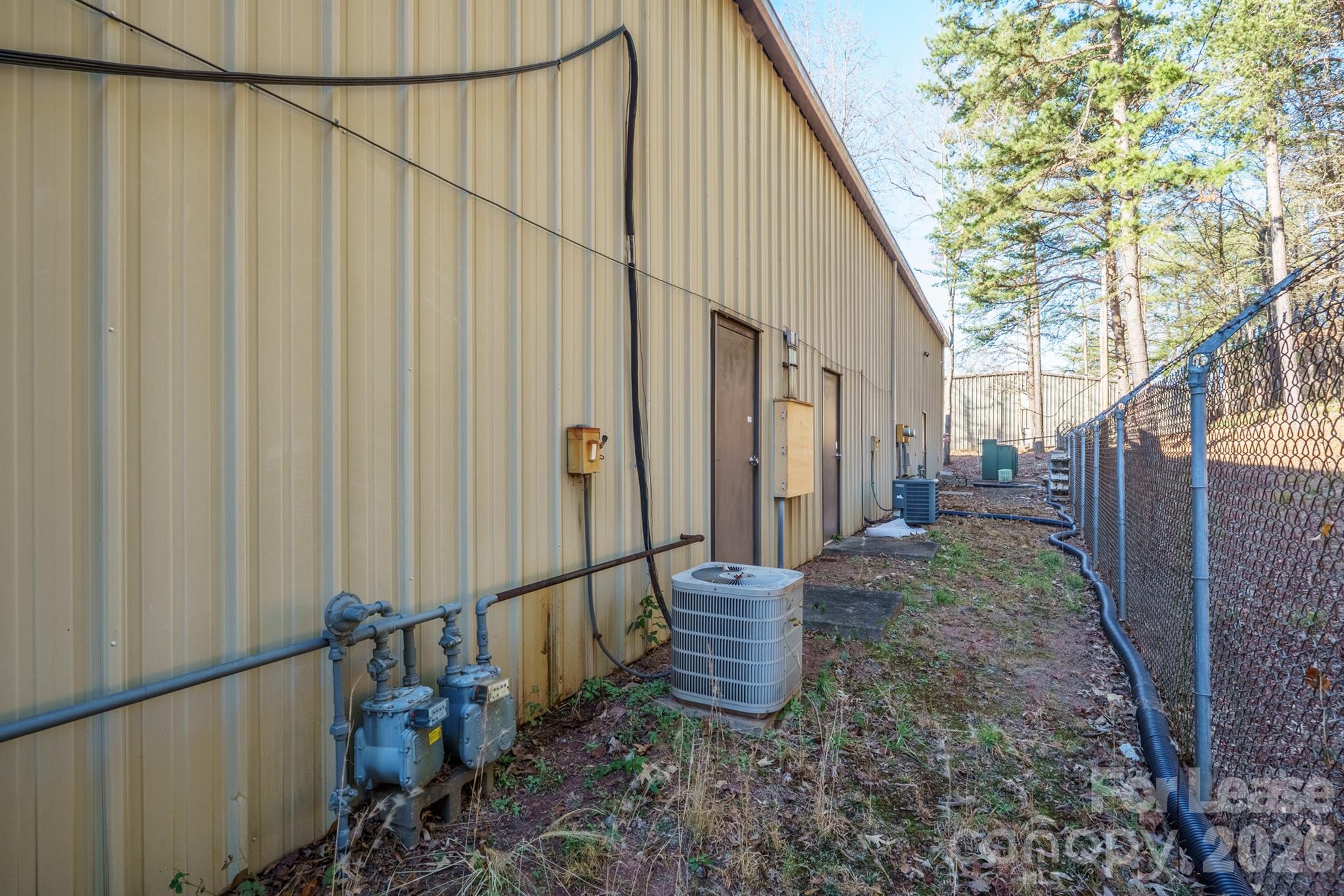 2452 Davie Avenue Property Photo 12