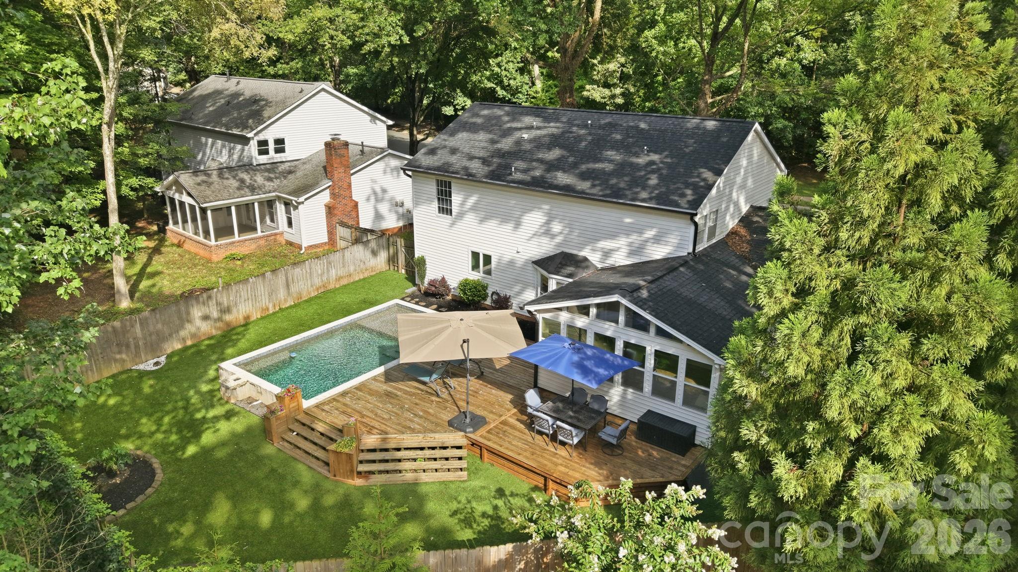 2512 Crescent Knoll Drive Property Photo 1