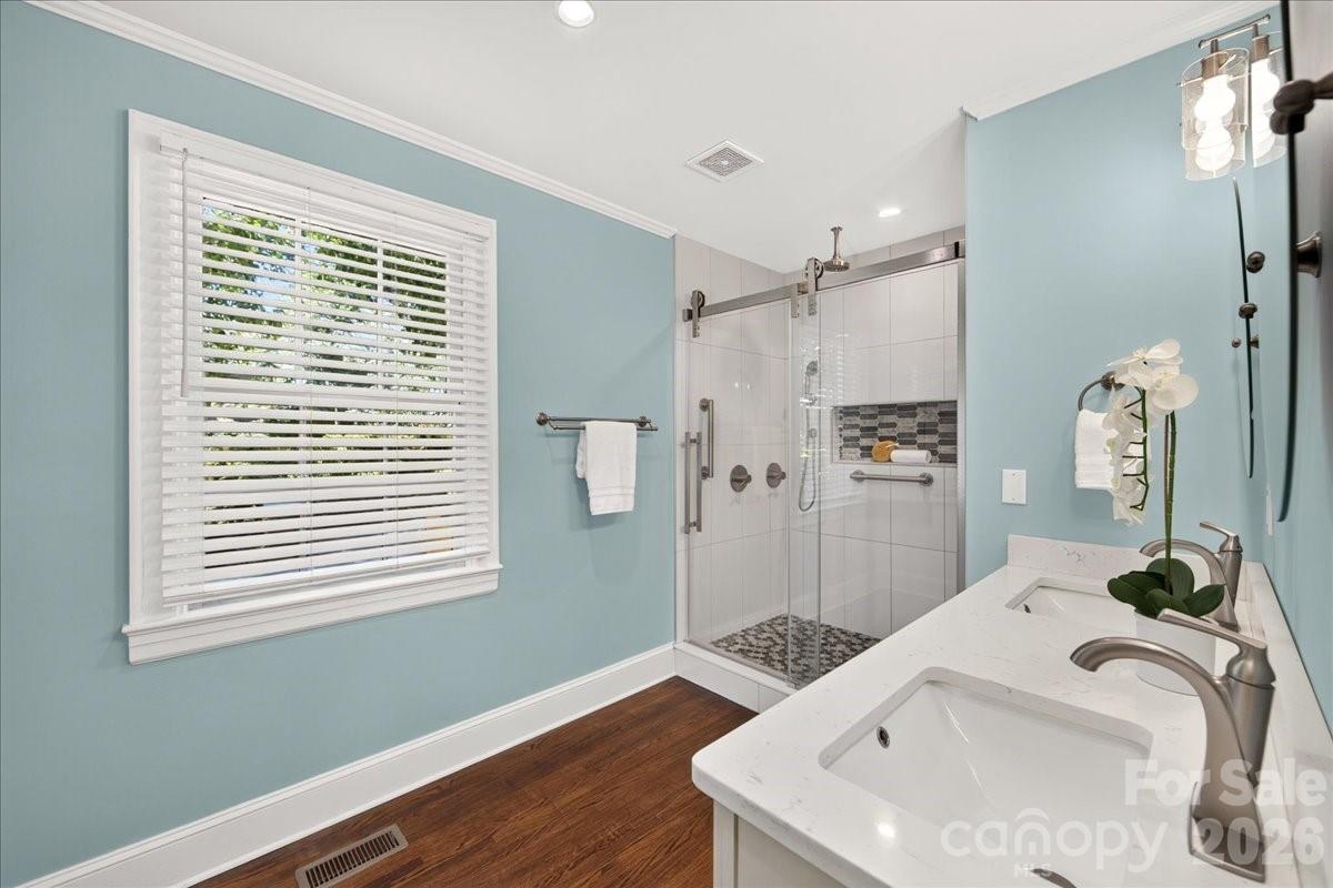 720 E Park Avenue Property Photo 29