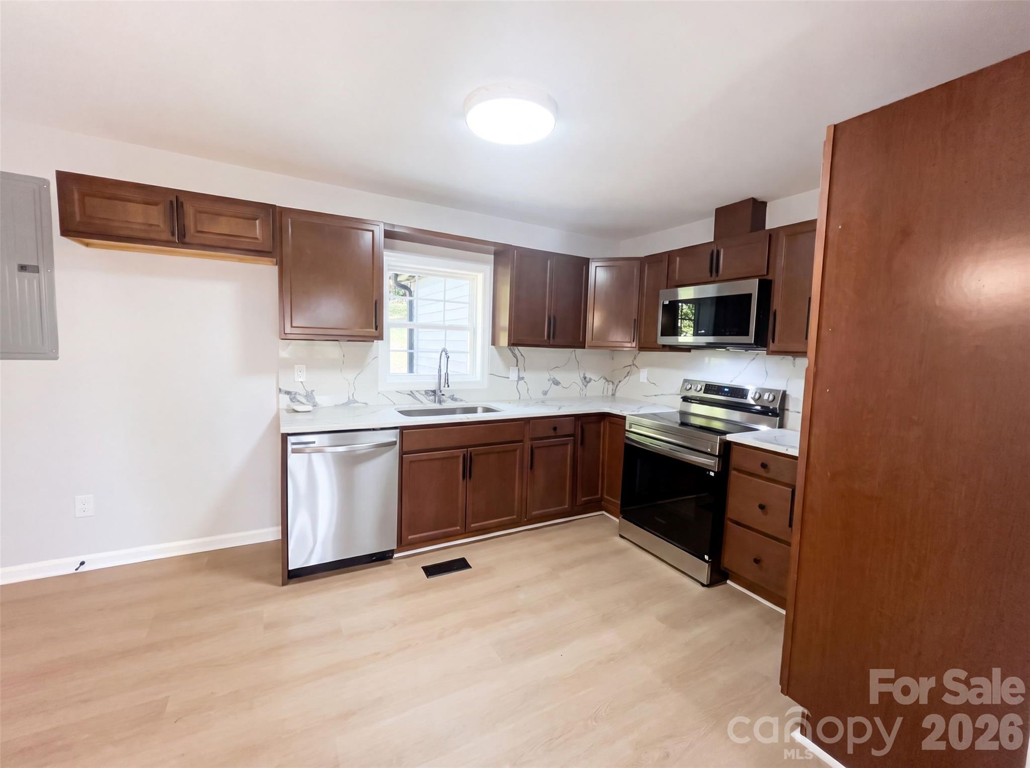 915 Kenham Place Property Photo 2