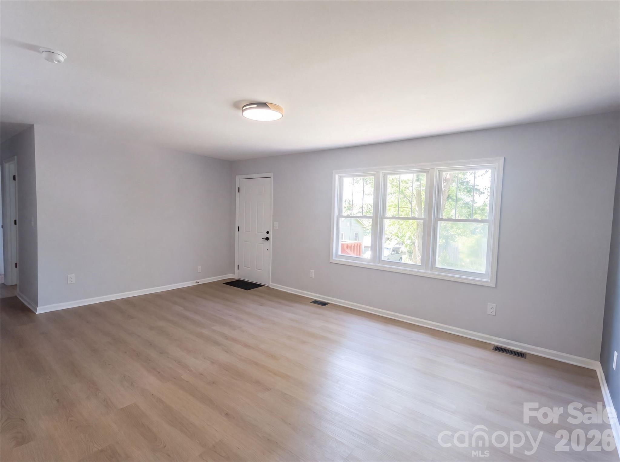 915 Kenham Place Property Photo 3