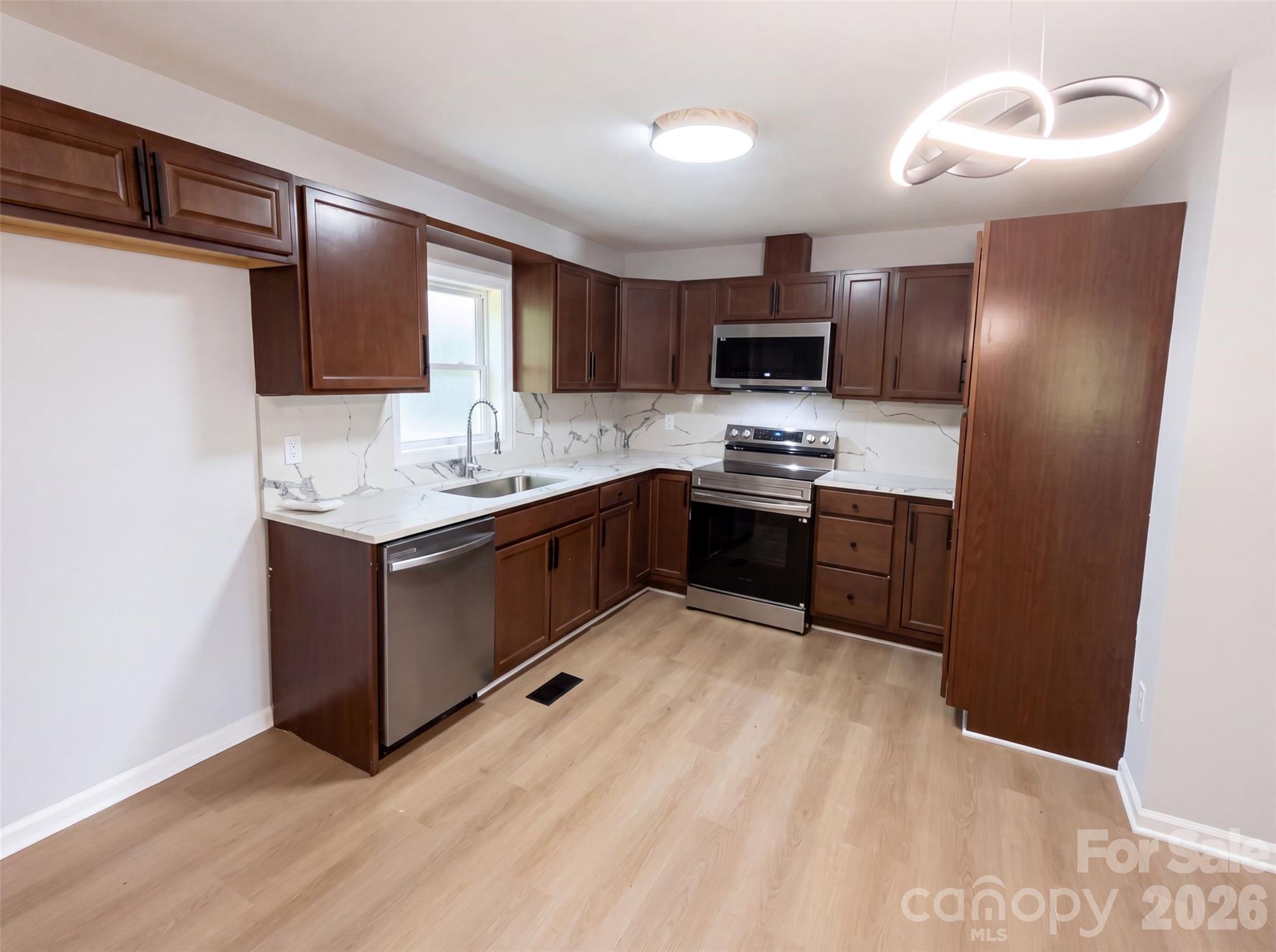 915 Kenham Place Property Photo 15