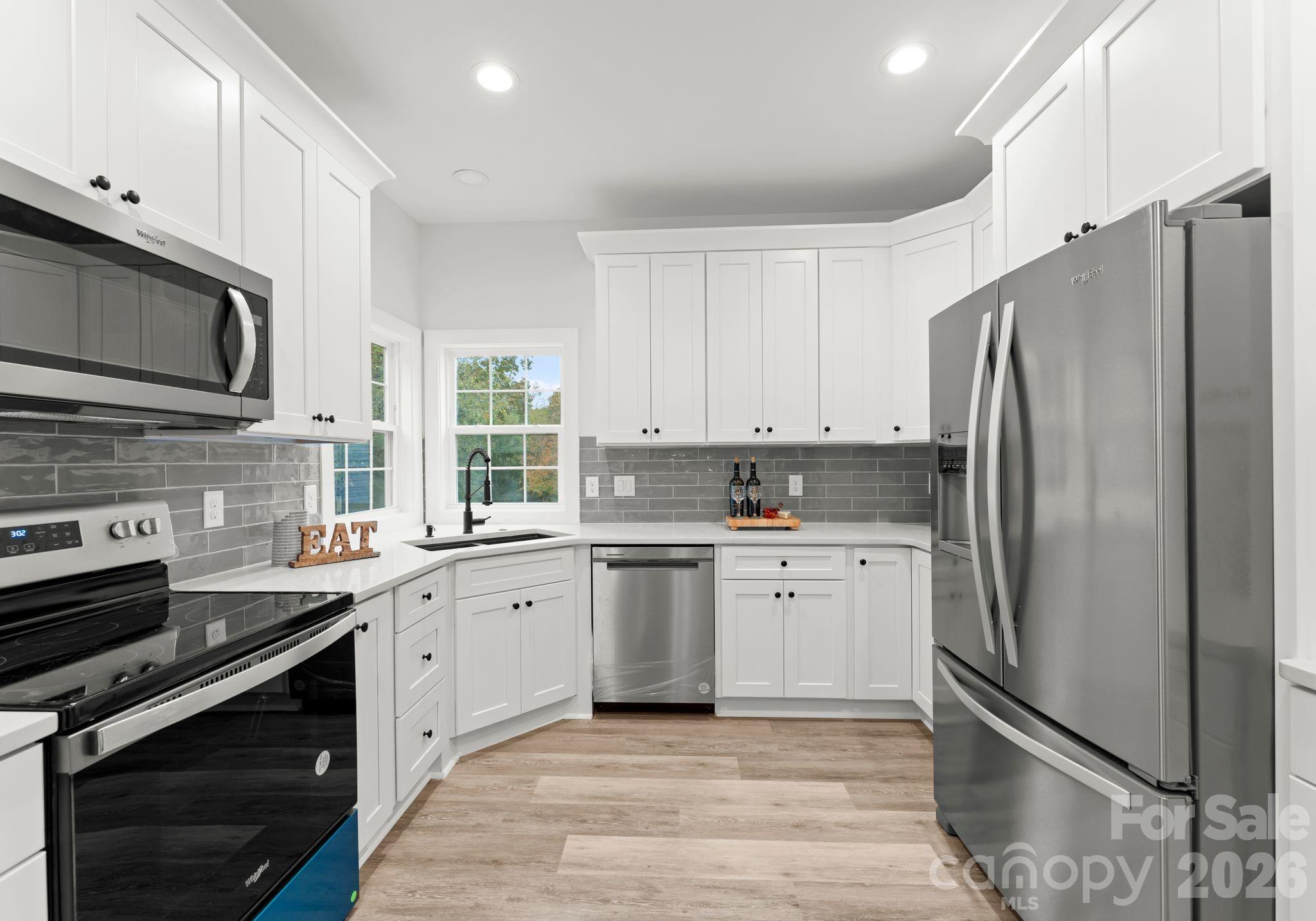 6923 Cascade Dream Court Property Photo 8