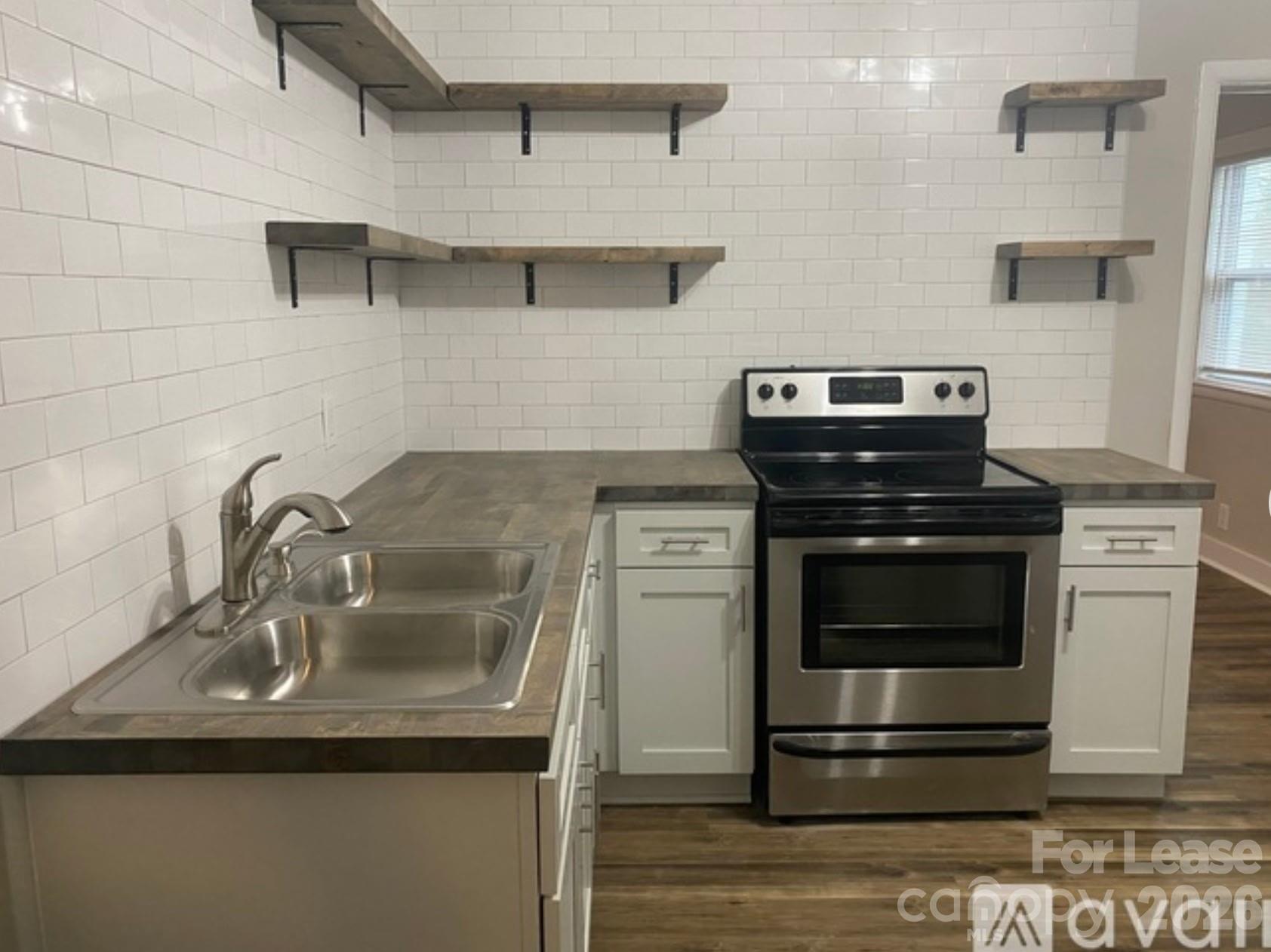 3128/3130 Ridge Avenue Property Photo 4