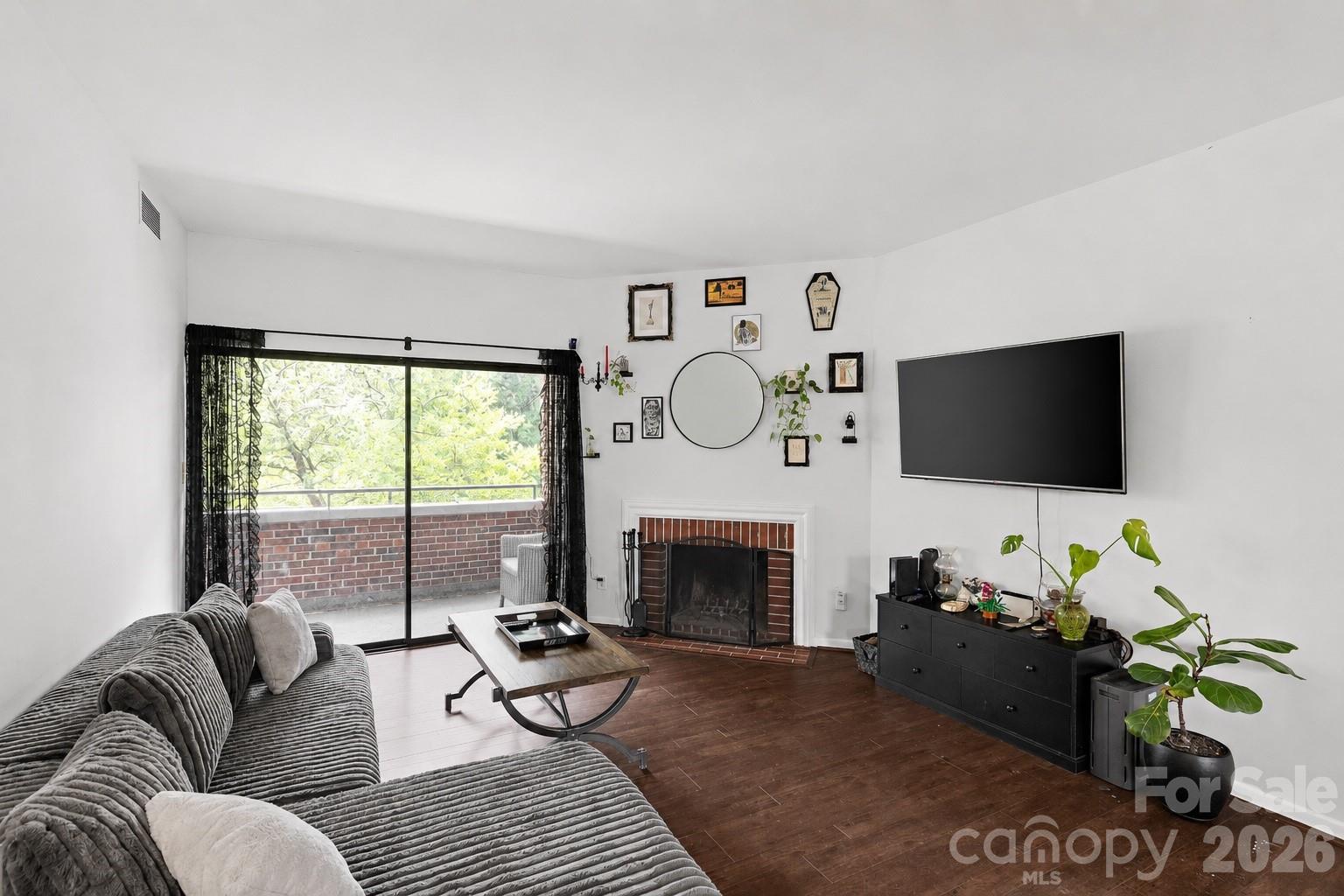 224 N Poplar Street 22