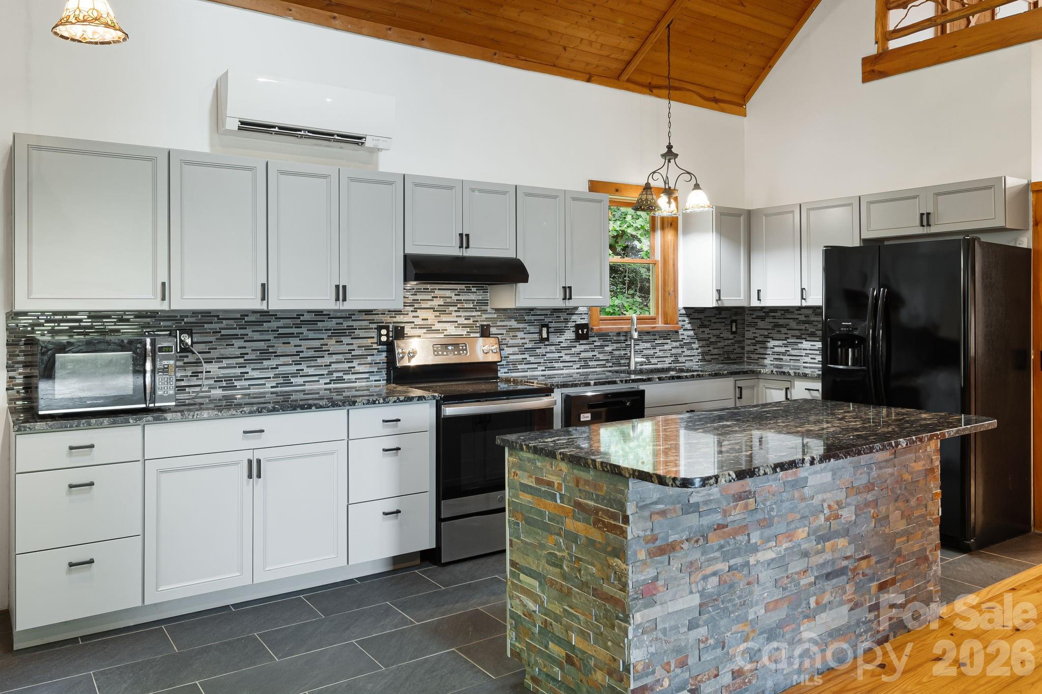 125 Hyacinth Drive Property Photo 4