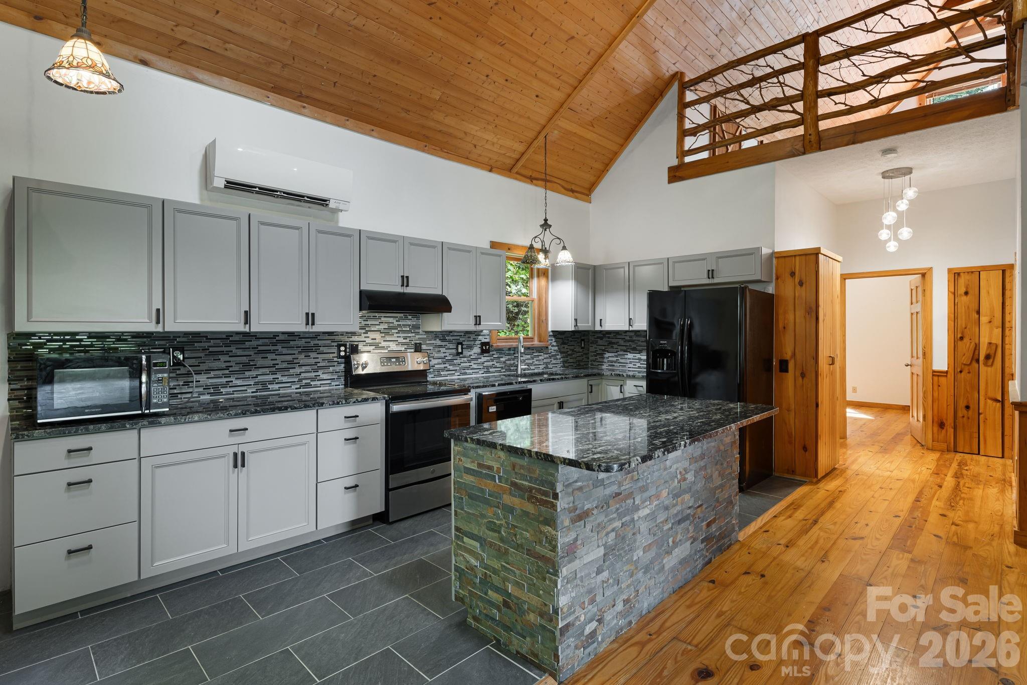 125 Hyacinth Drive Property Photo 6