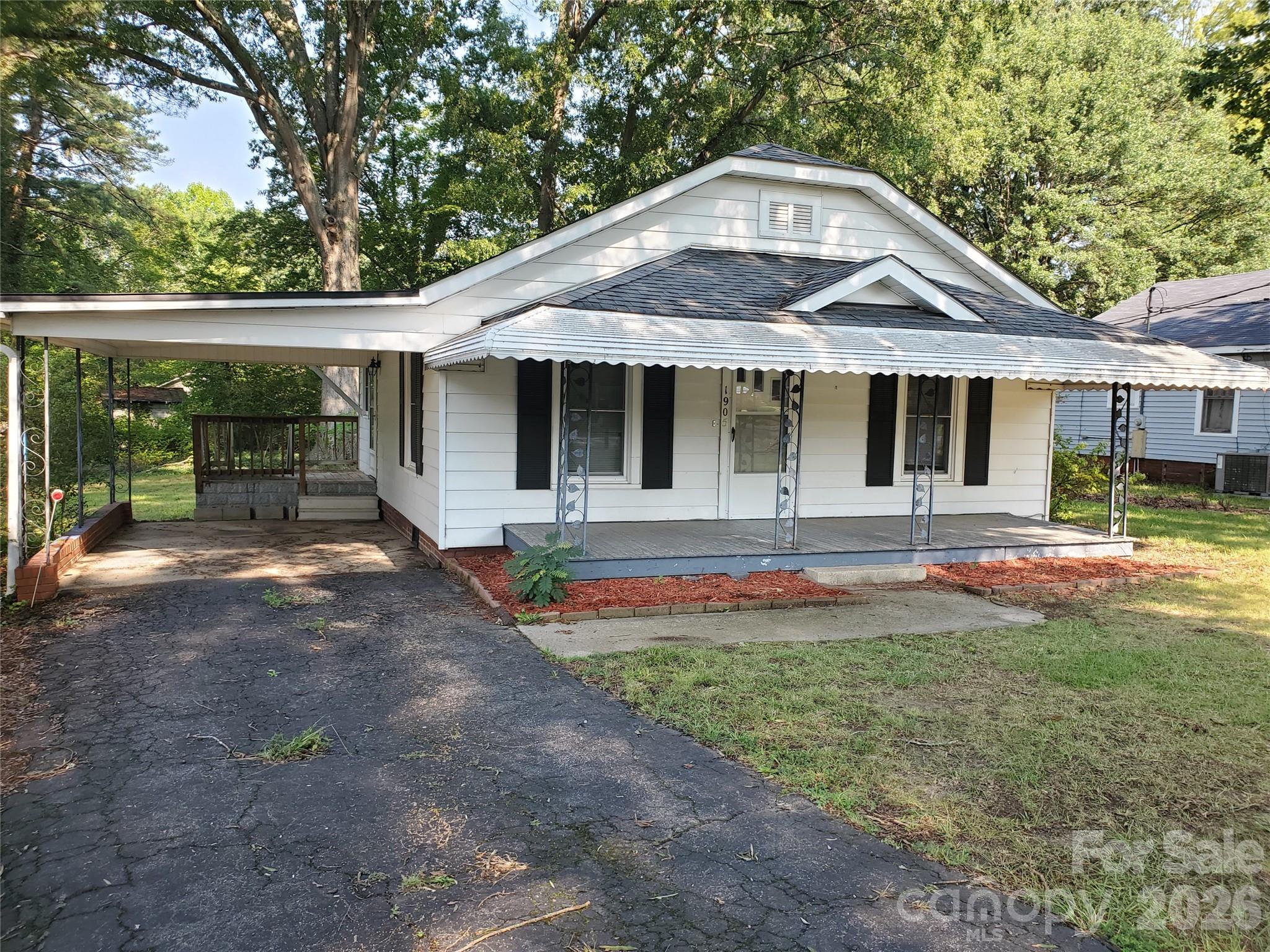 1905 Crestmont Avenue Property Photo 1