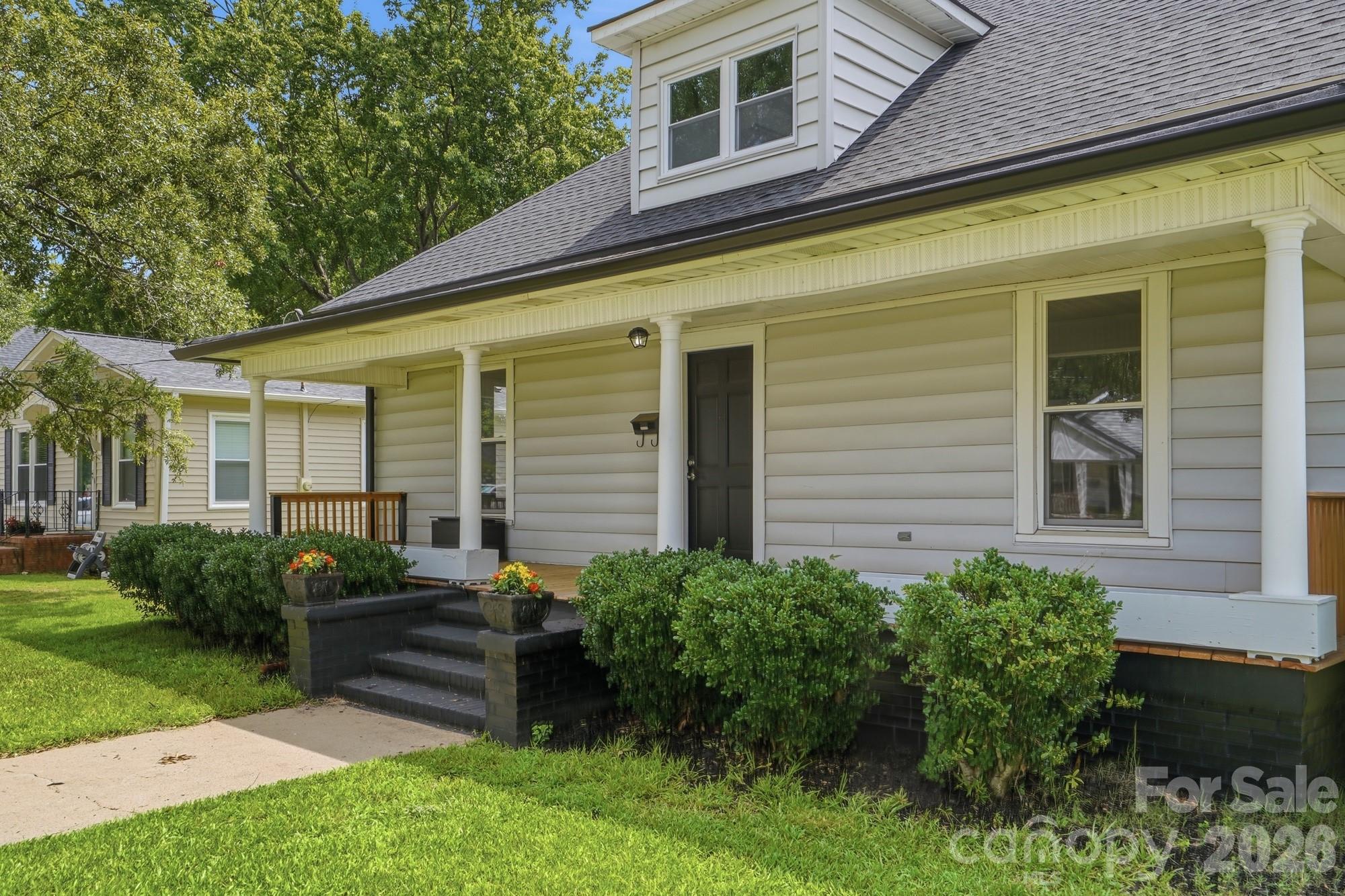 327 S Spruce Street Property Photo 4