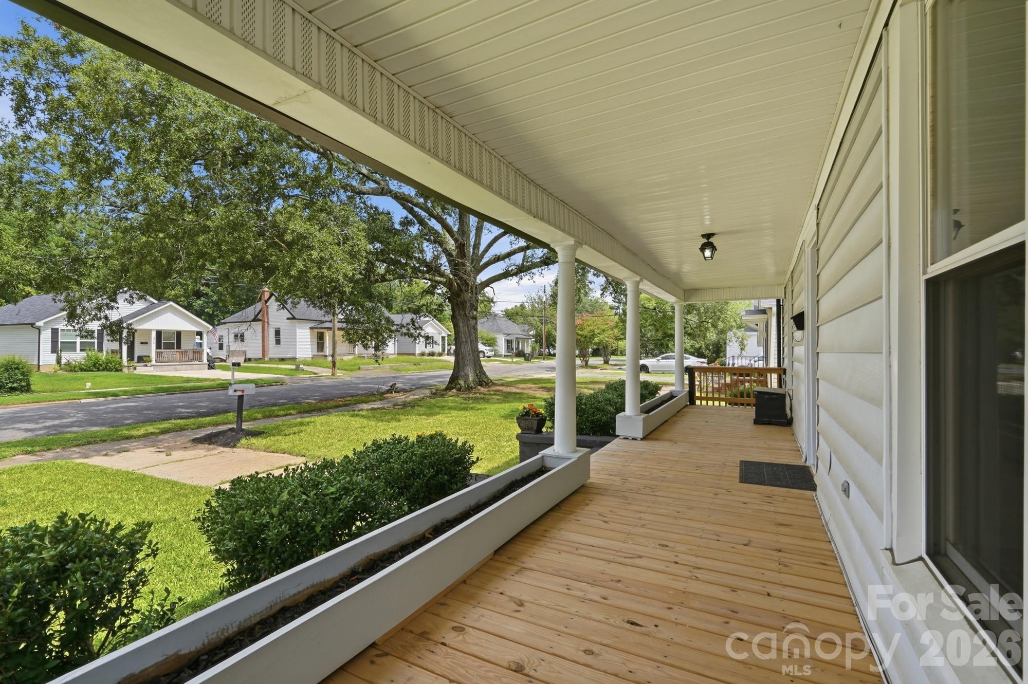 327 S Spruce Street Property Photo 5