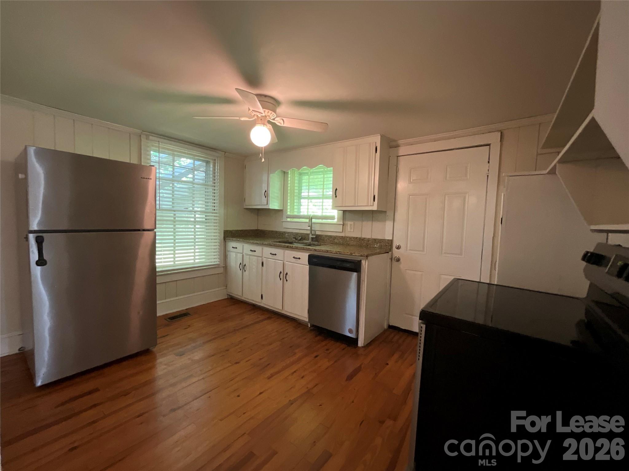 403 Green Street B Property Photo 5