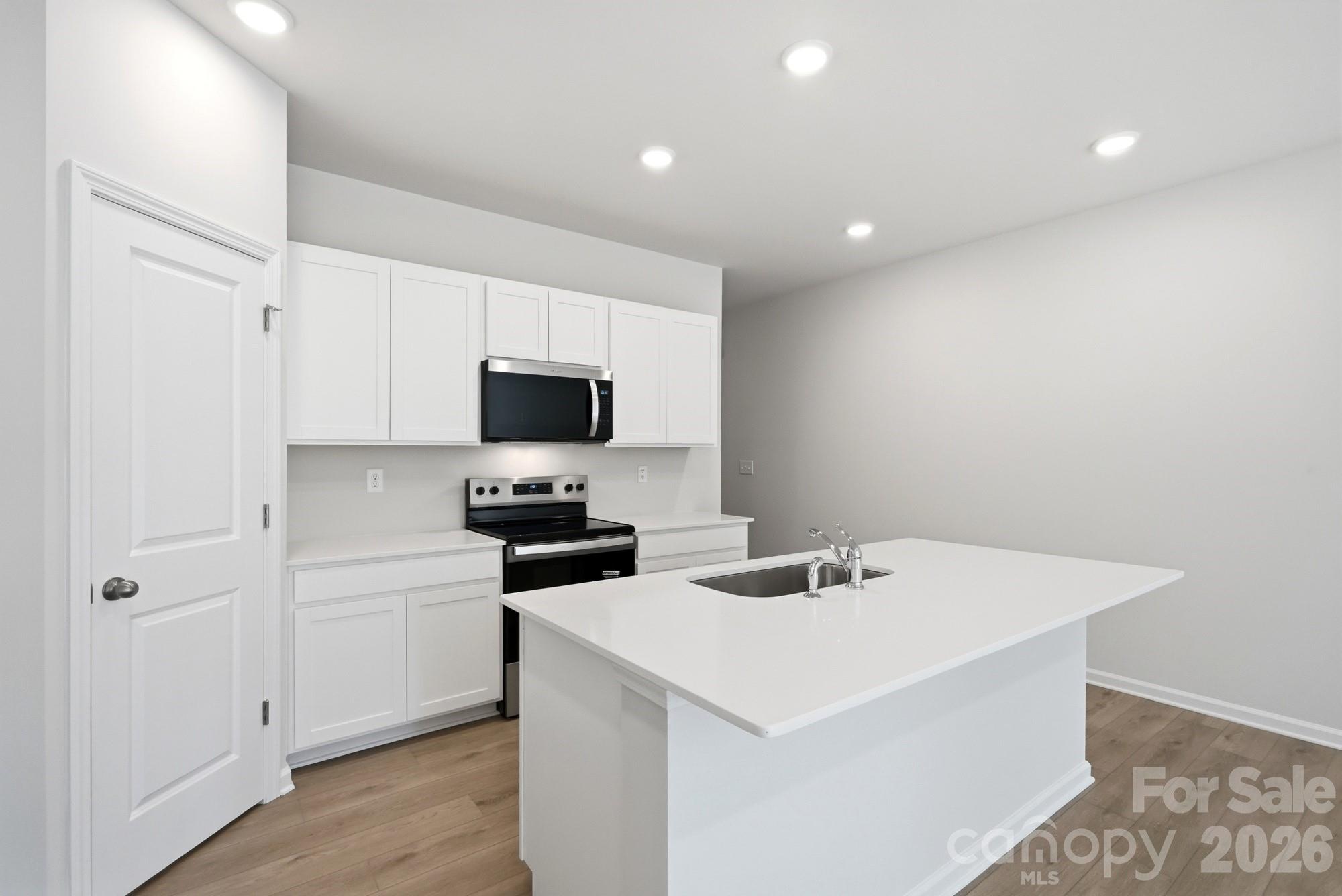 3205 Meadow Knoll Drive Property Photo 3
