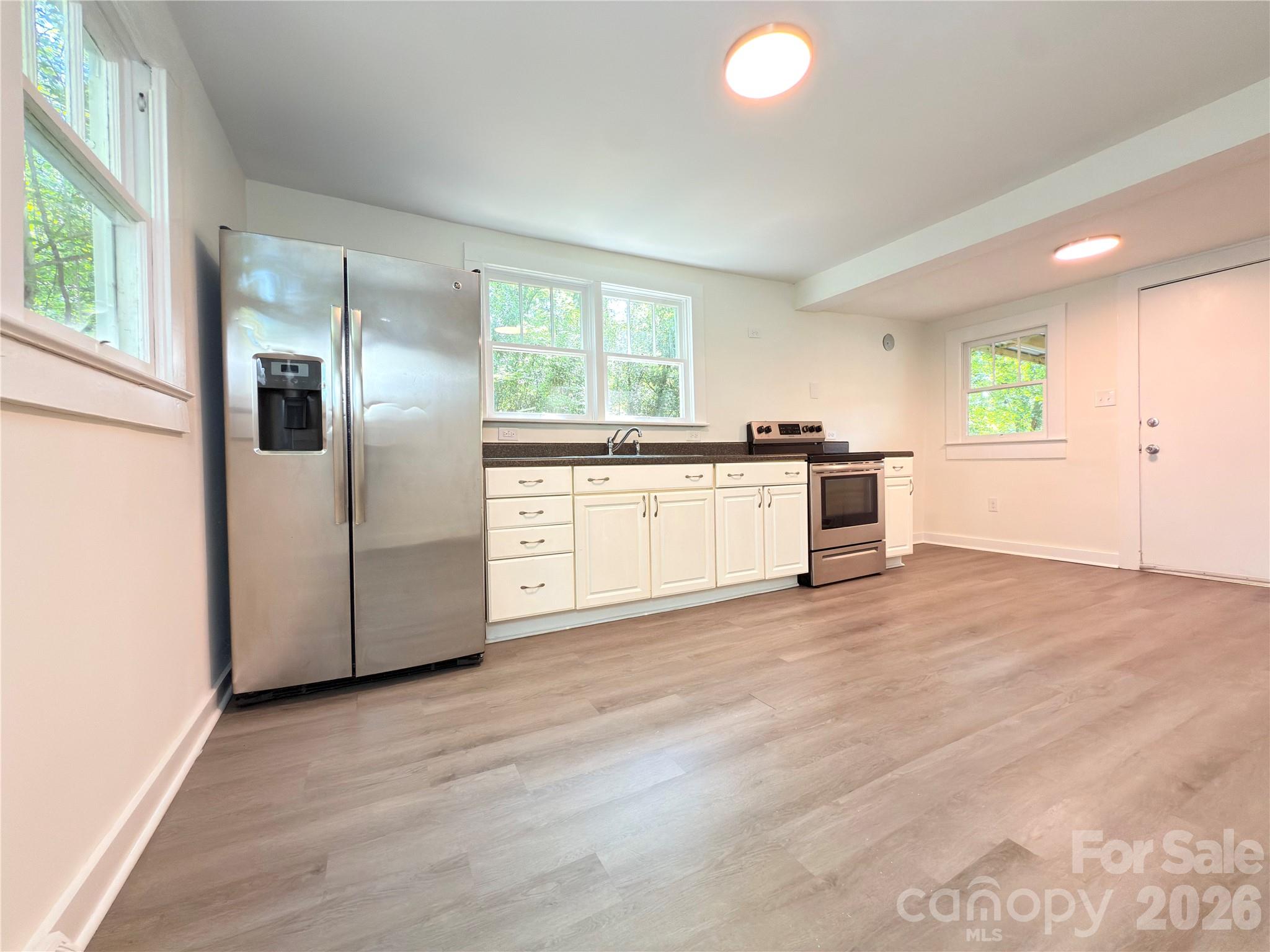 650 Harris Street Property Photo 6