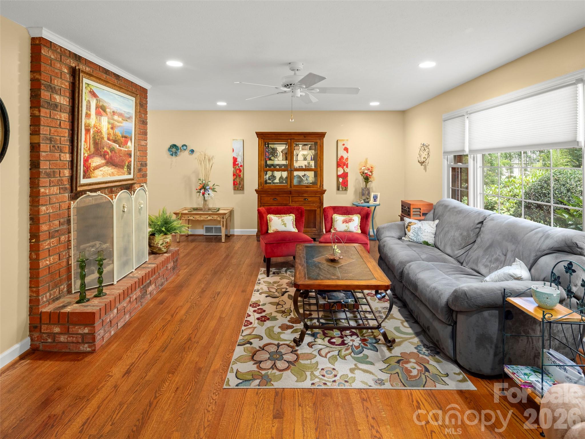 340 Sycamore Drive Property Photo 3
