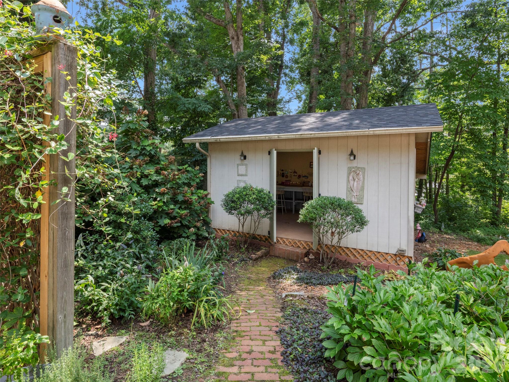 340 Sycamore Drive Property Photo 29