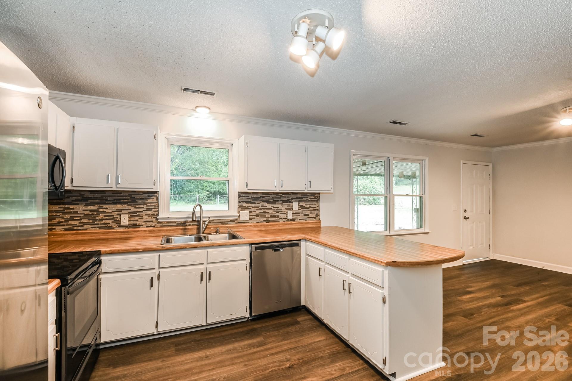 320 Aqua Drive Property Photo 6