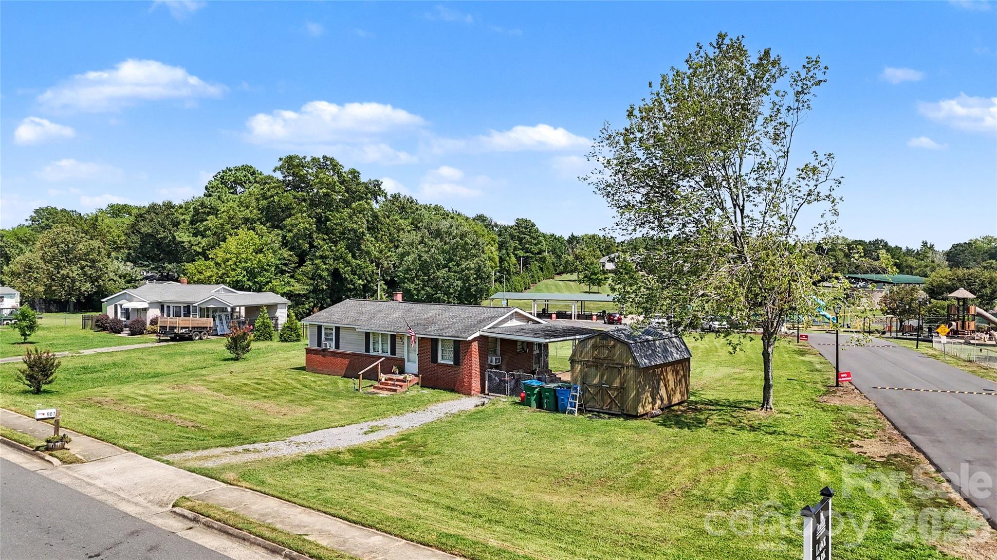 907 Lakeview Drive Property Photo 3
