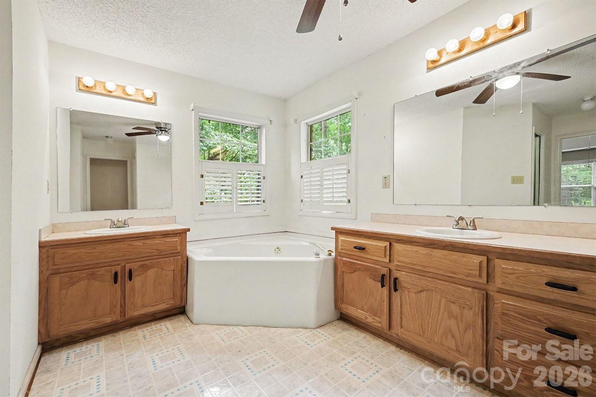 7944 Woodhill Cove Lane Property Photo 14
