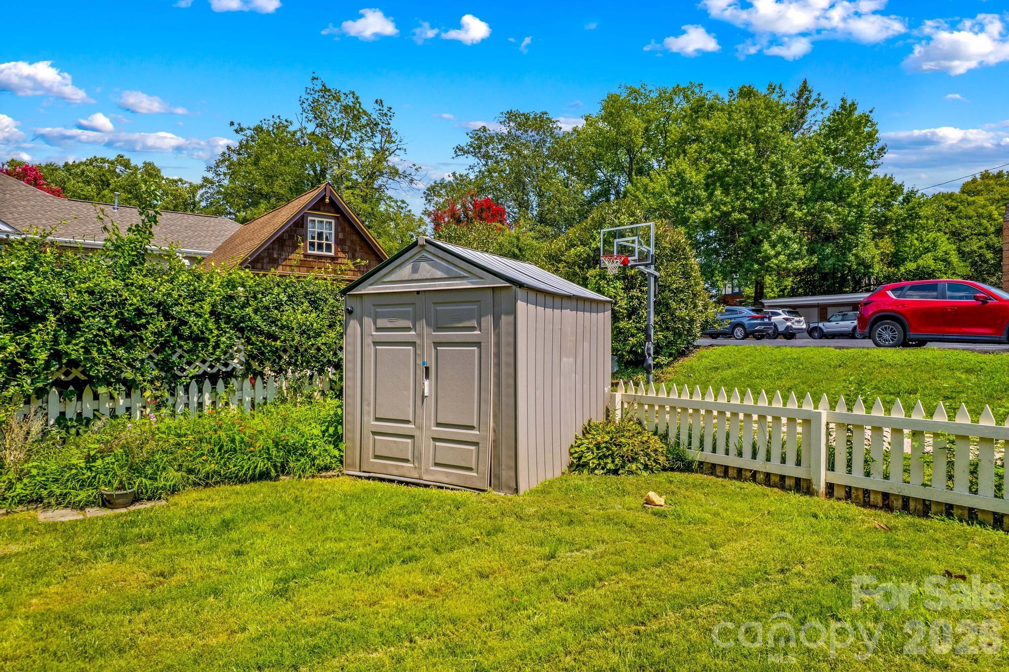 309 N Ellis Street Property Photo 44