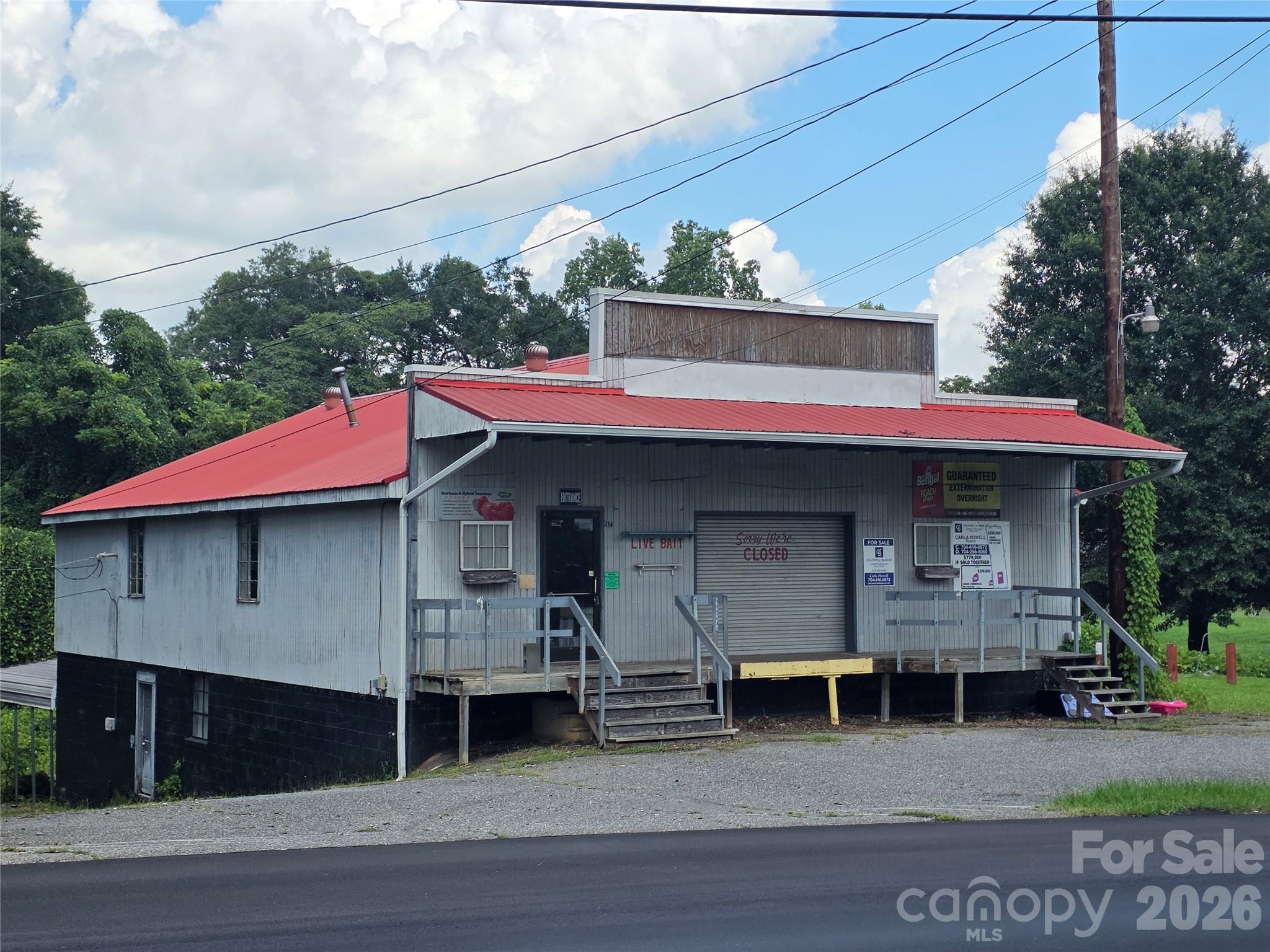 214 E Trade Street Property Photo 8