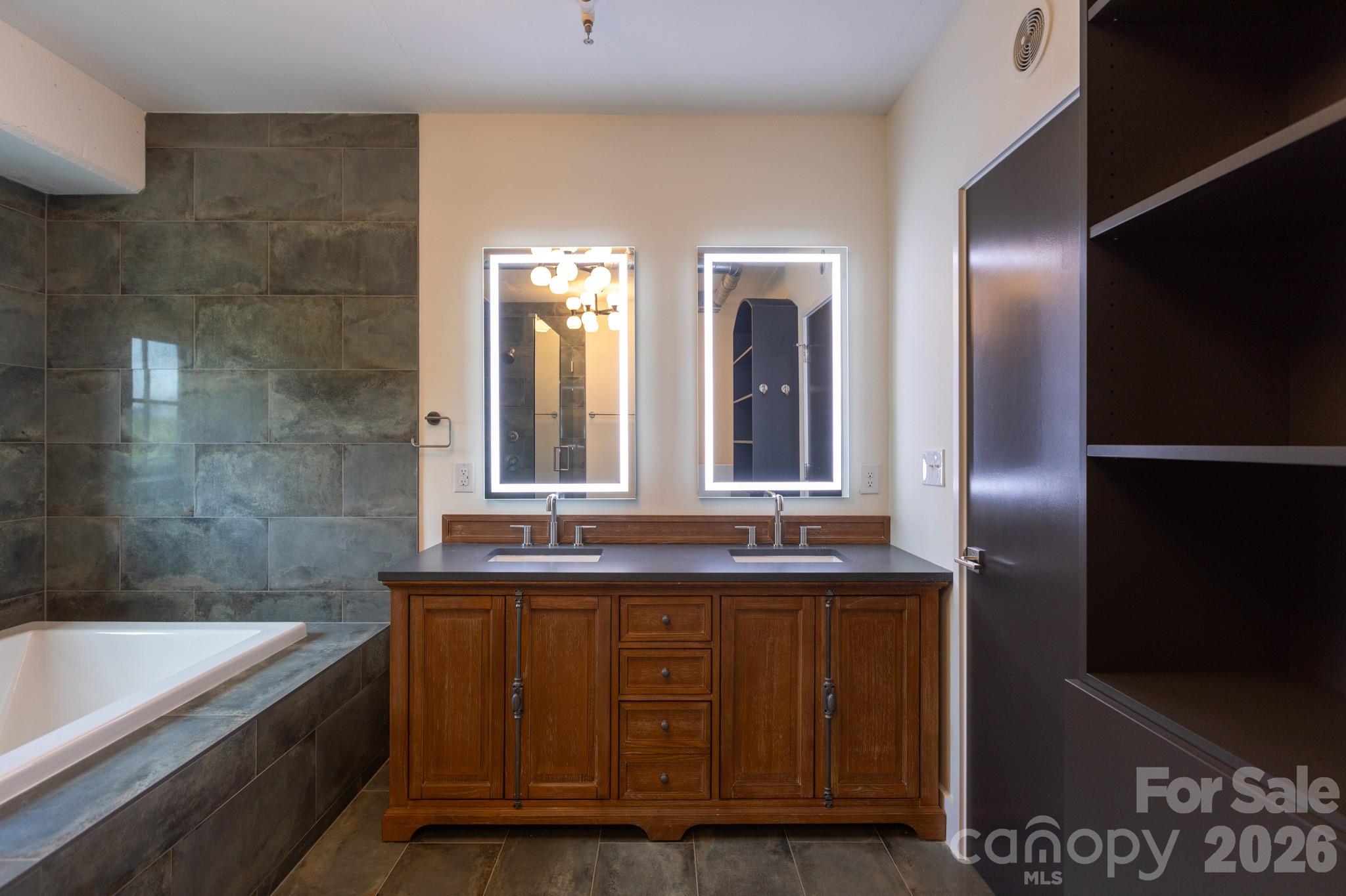 715 N Graham Street 201 Property Photo 24