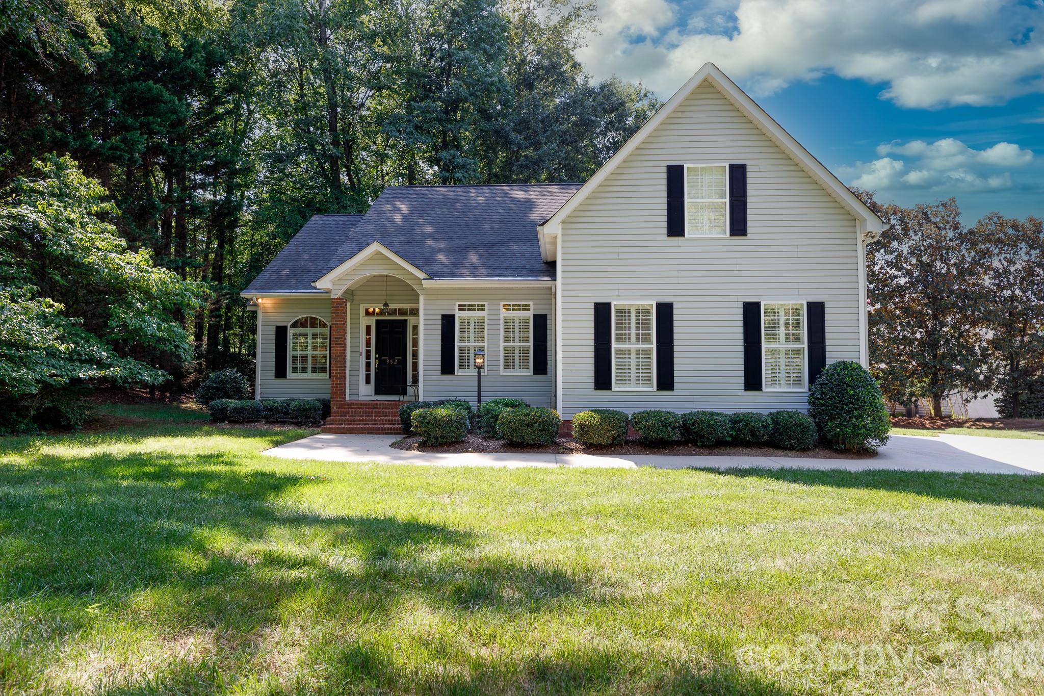952 Lake Club Drive Property Photo 1