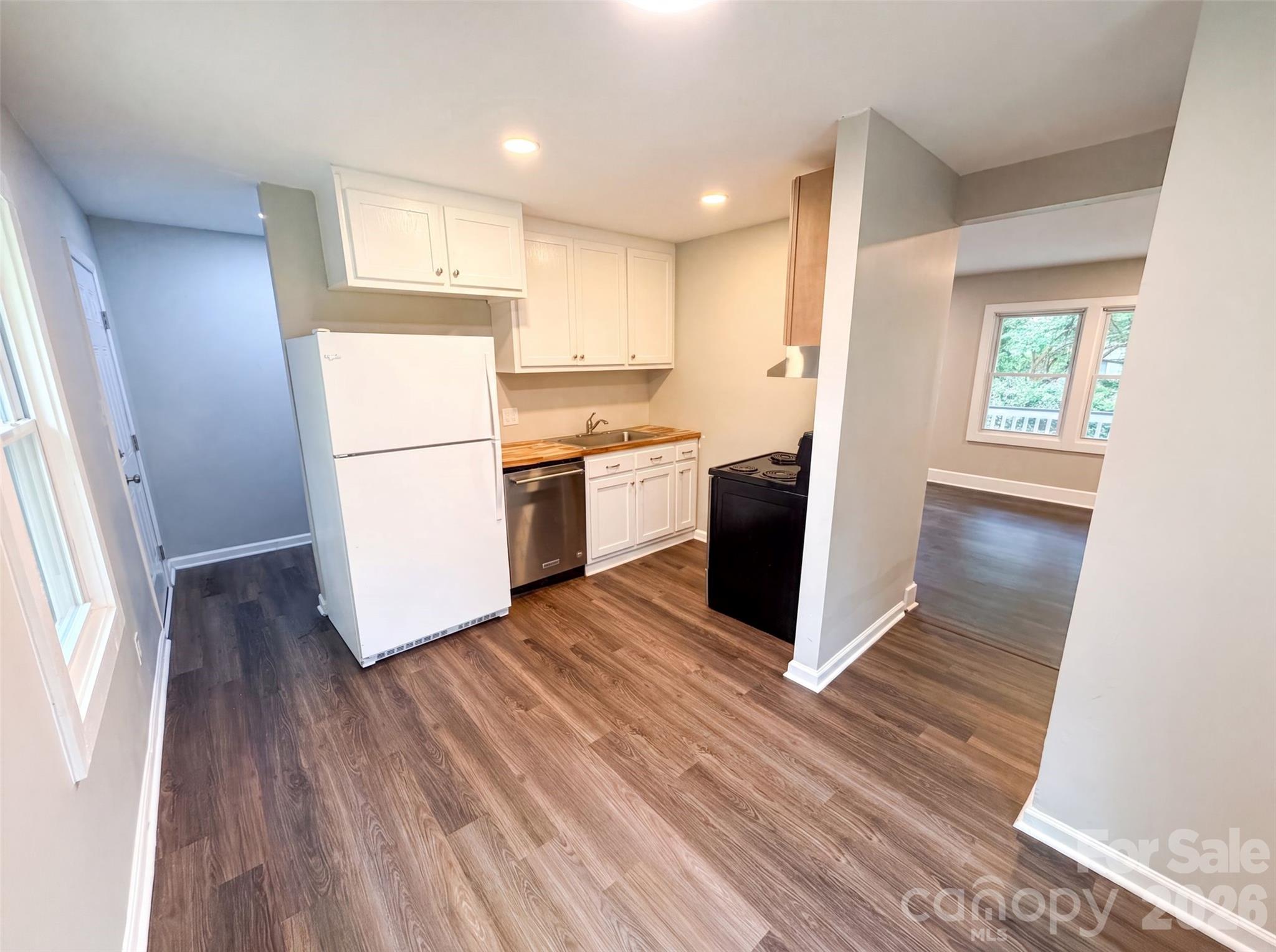 528 Kentbrook Drive Property Photo 2