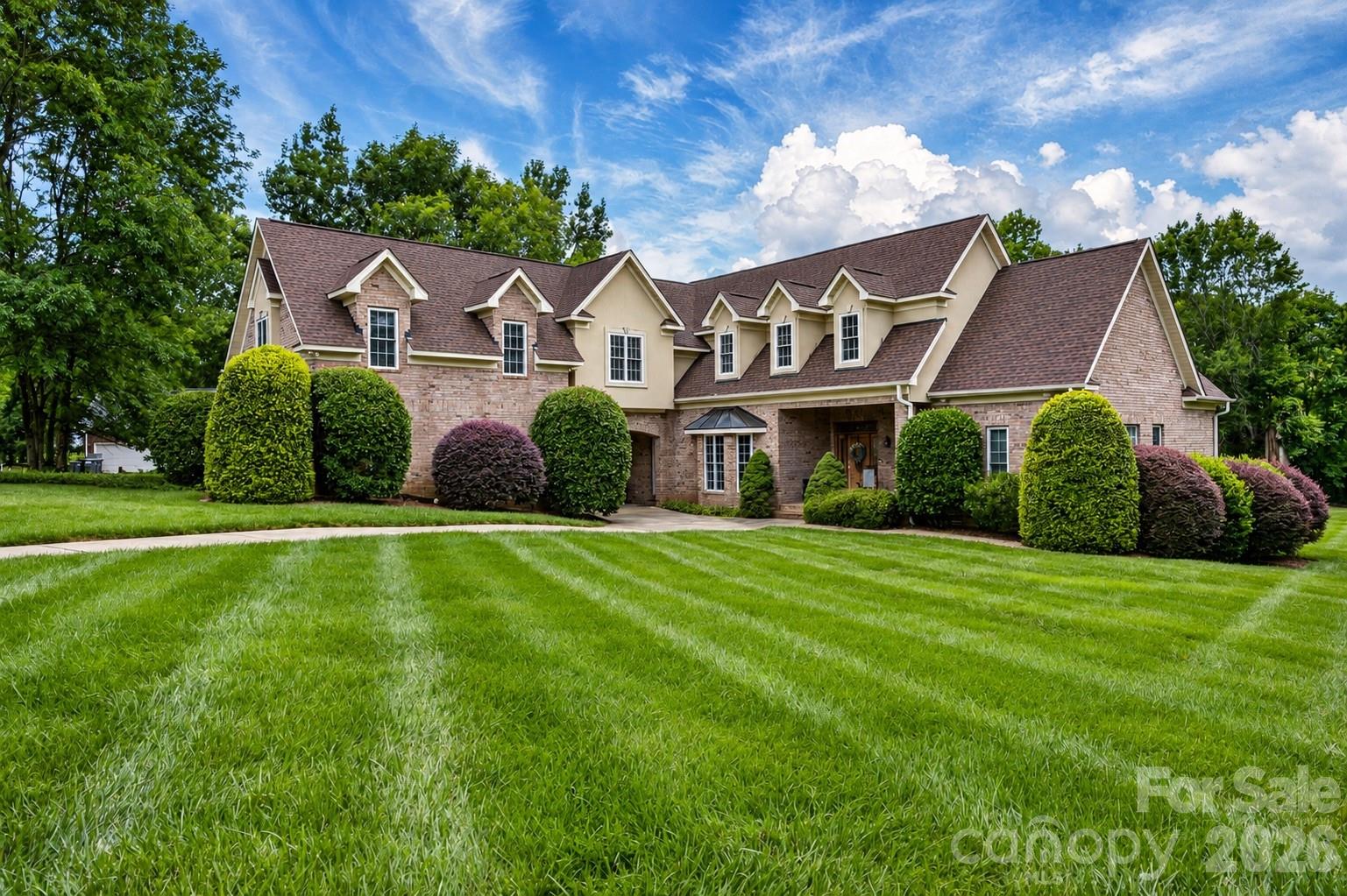 2027 Meadow Run Drive Property Photo 2
