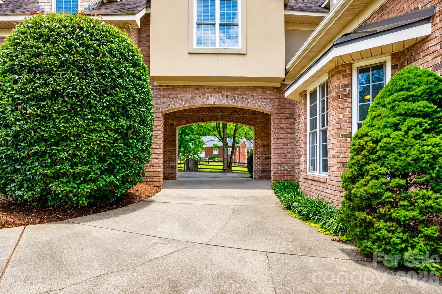 2027 Meadow Run Drive Property Photo 4