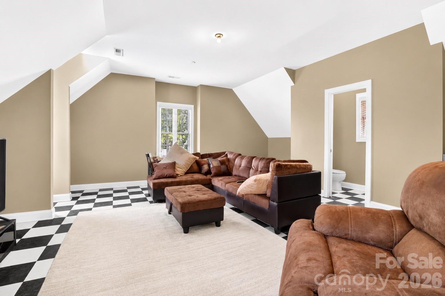 2027 Meadow Run Drive Property Photo 32