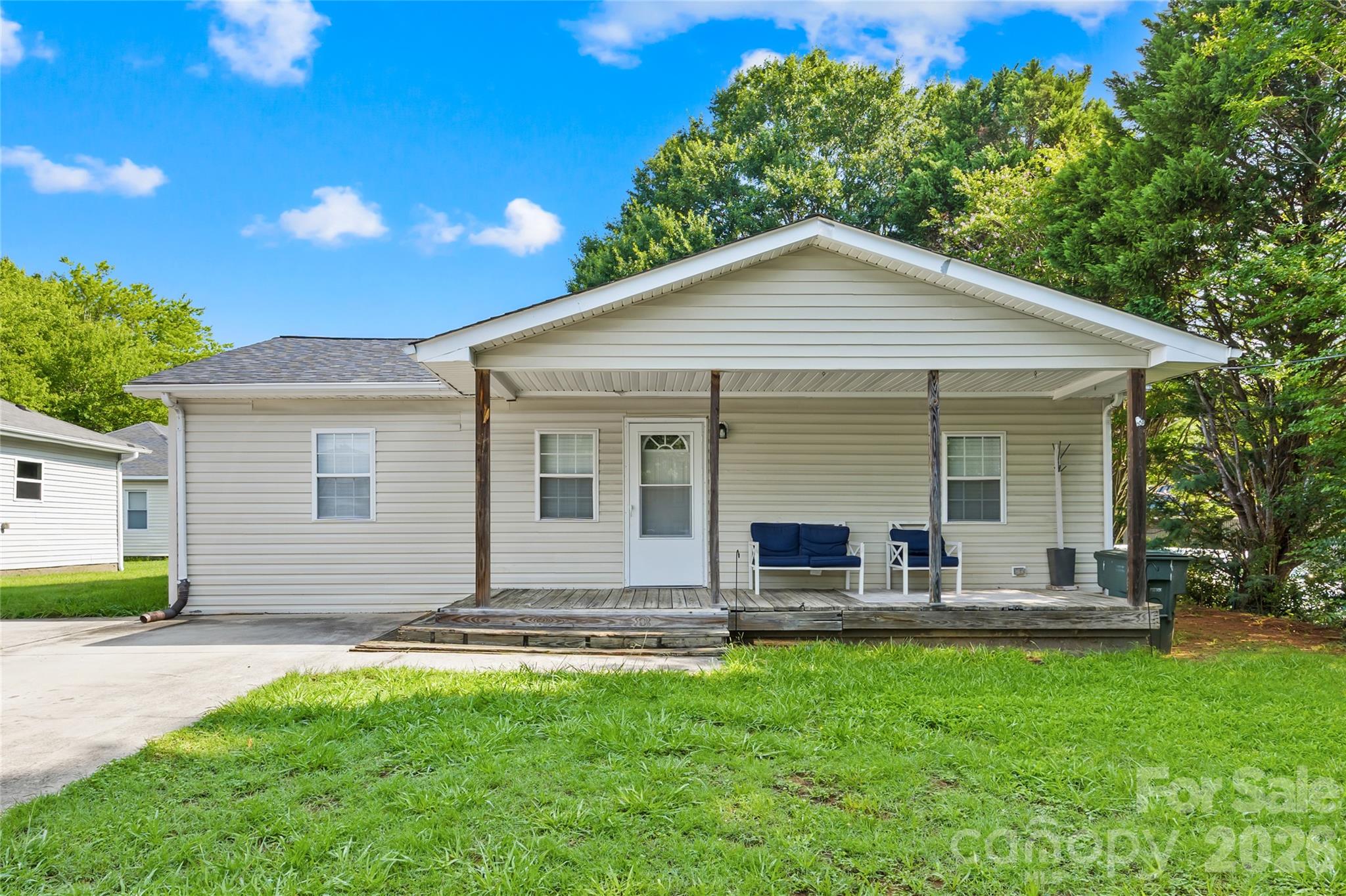 2104 Court Drive Property Photo 1