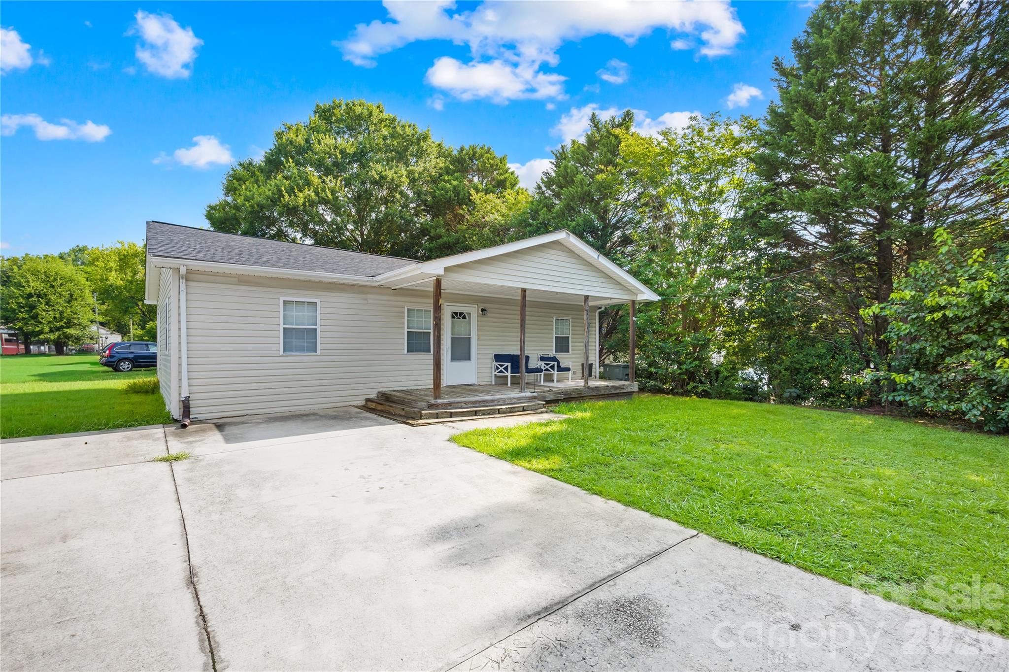 2104 Court Drive Property Photo 3