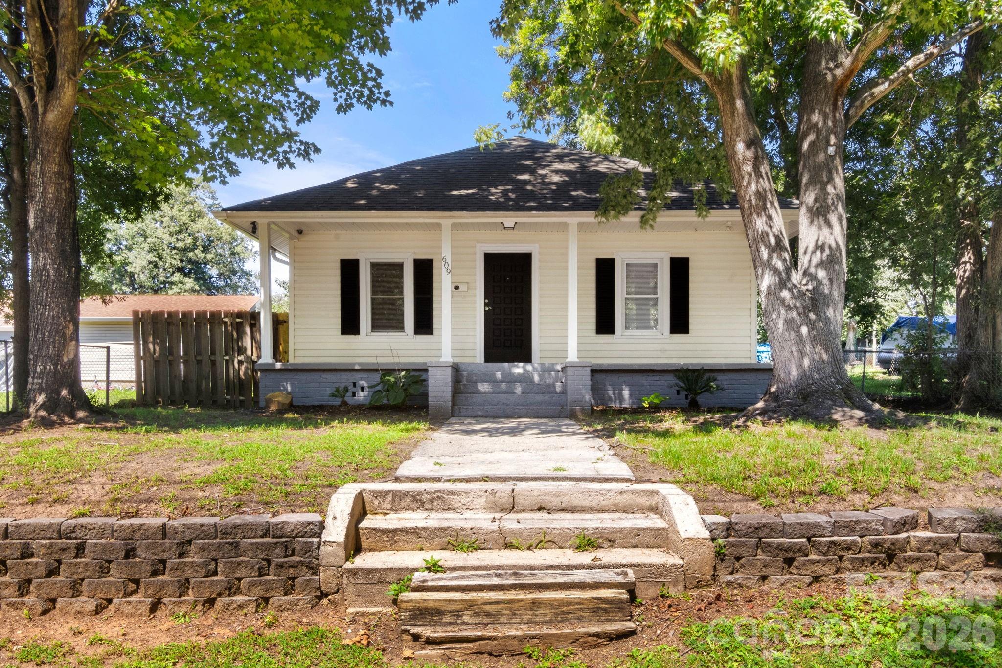 609 S Oak Street Property Photo 1