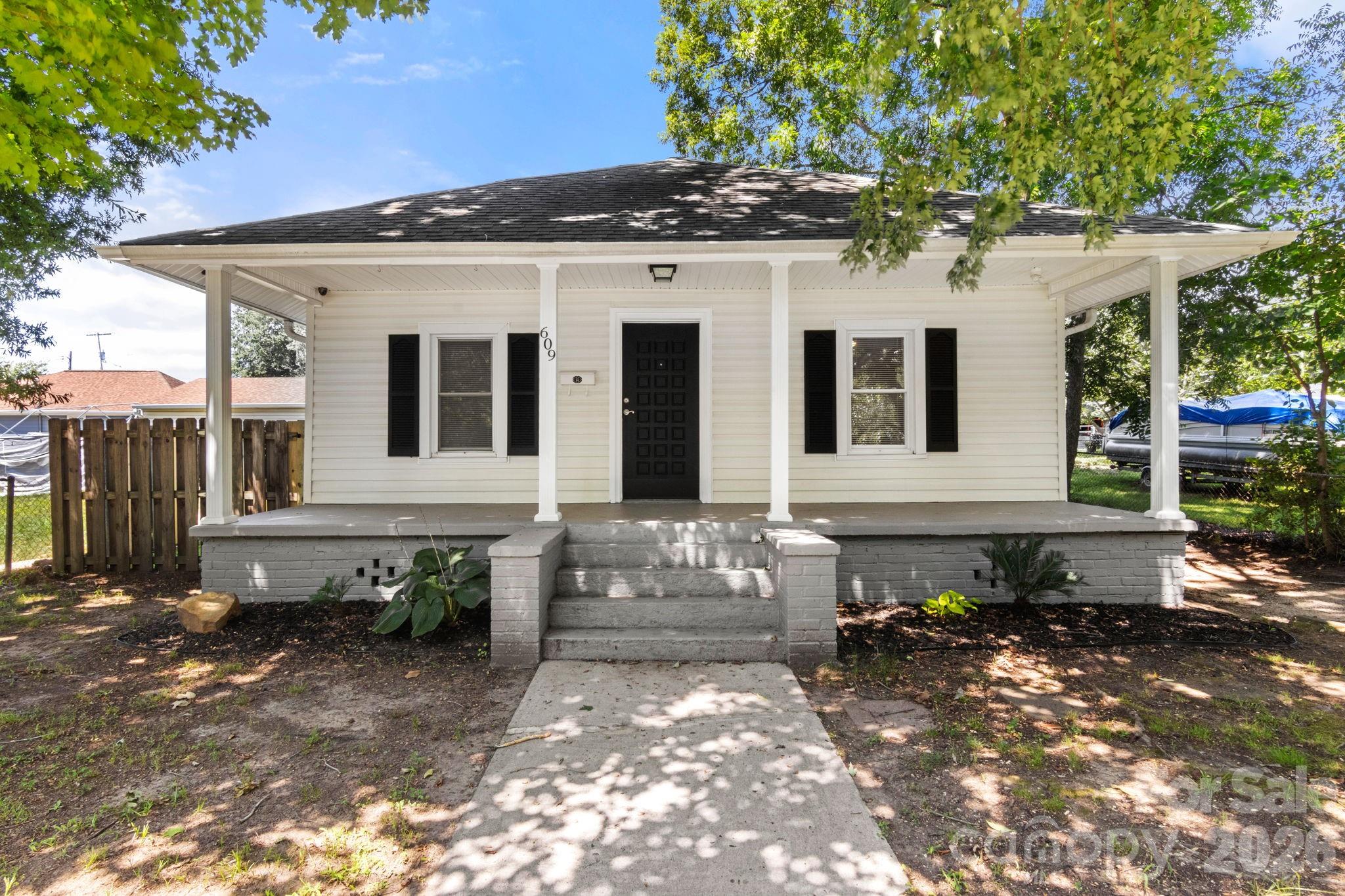 609 S Oak Street Property Photo 2