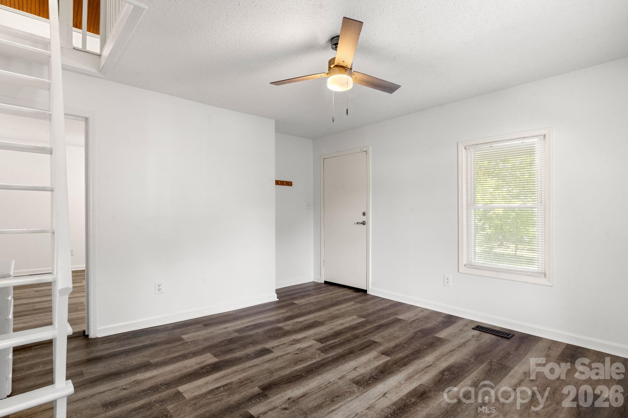 609 S Oak Street Property Photo 3