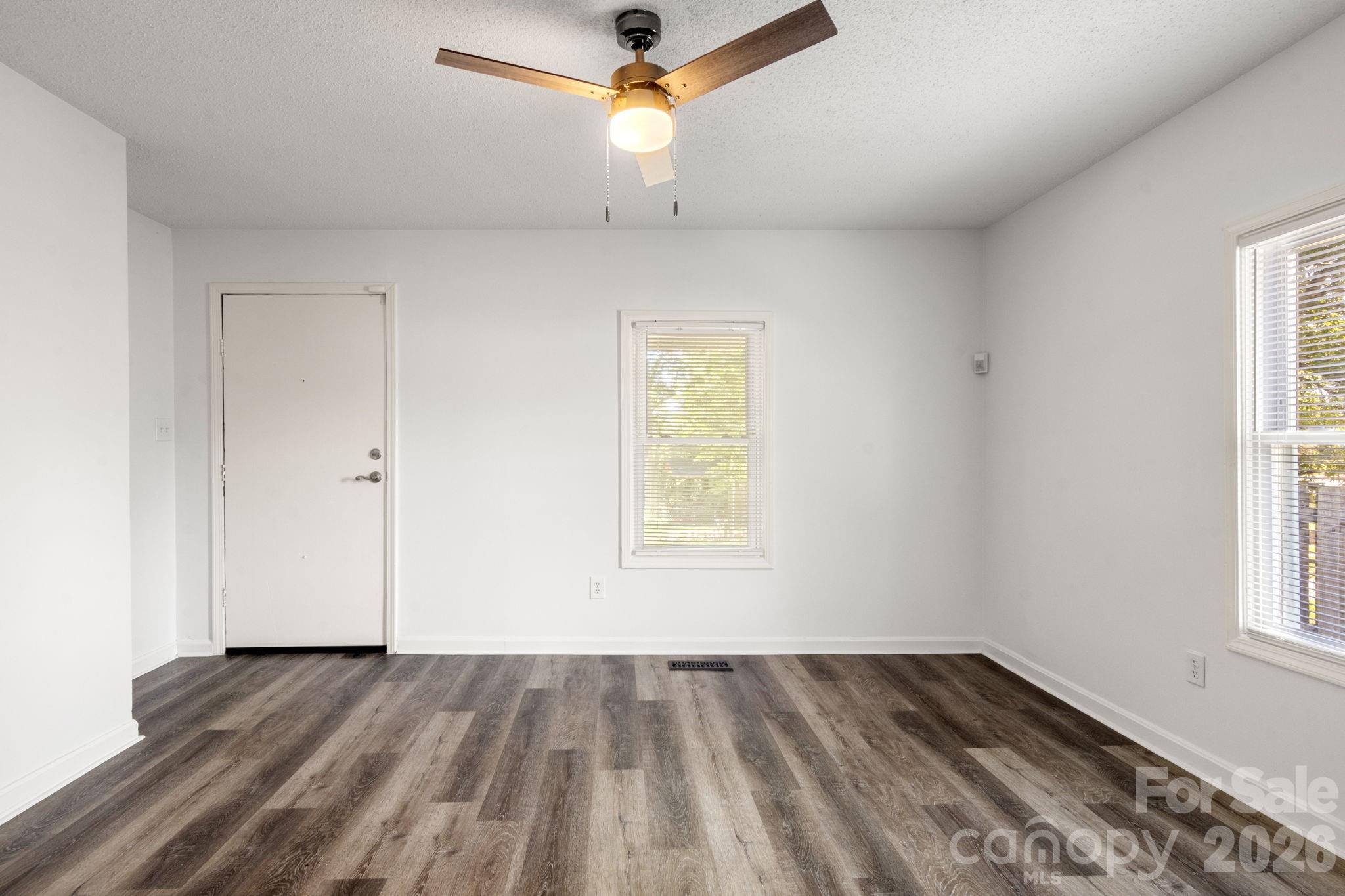 609 S Oak Street Property Photo 4