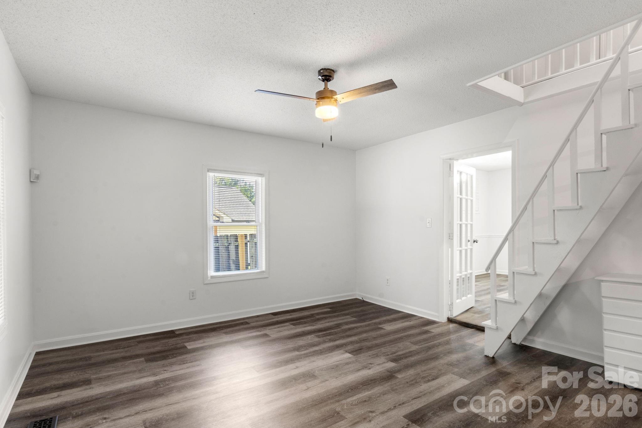 609 S Oak Street Property Photo 5